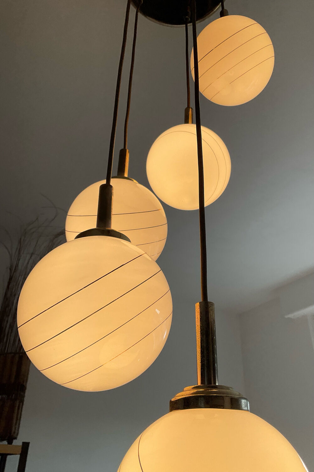 Lustre cascade de globes opaline des années 70
