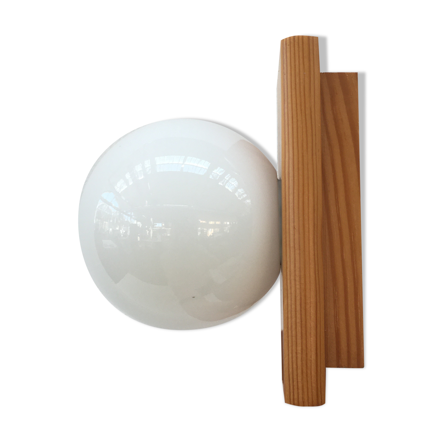 Modernist wall lamp in pine and opaline