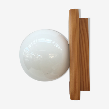 Modernist wall lamp in pine and opaline