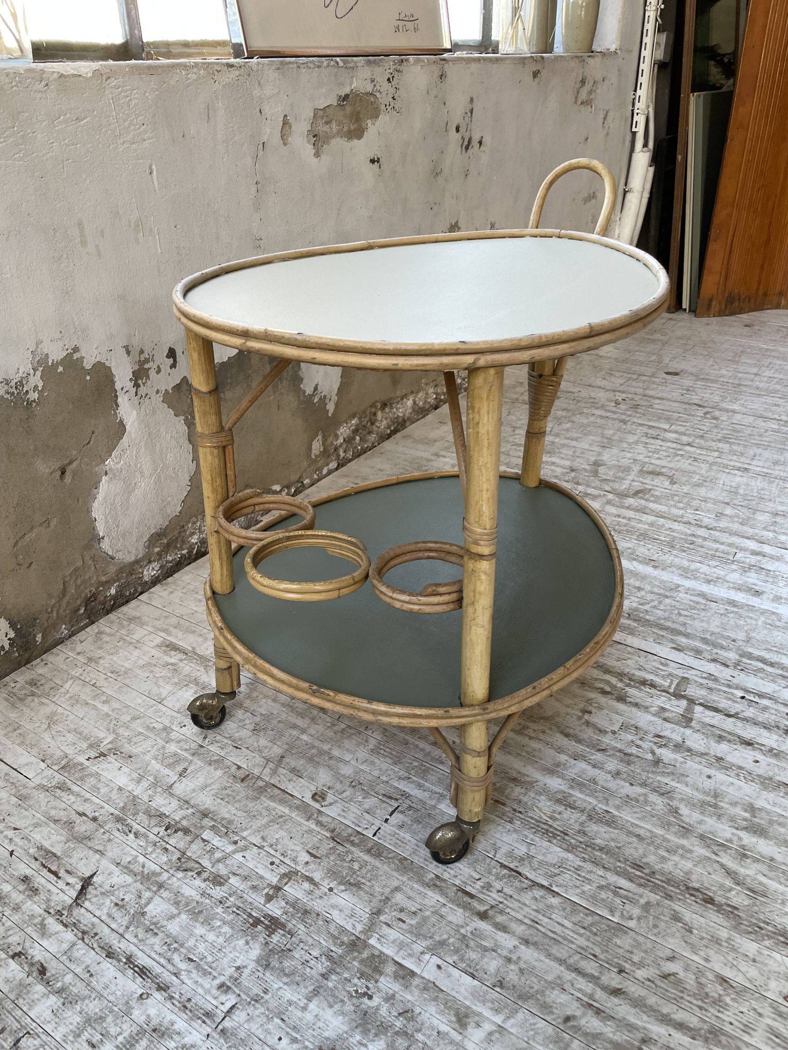 Desserte, table roulante en rotin années 60