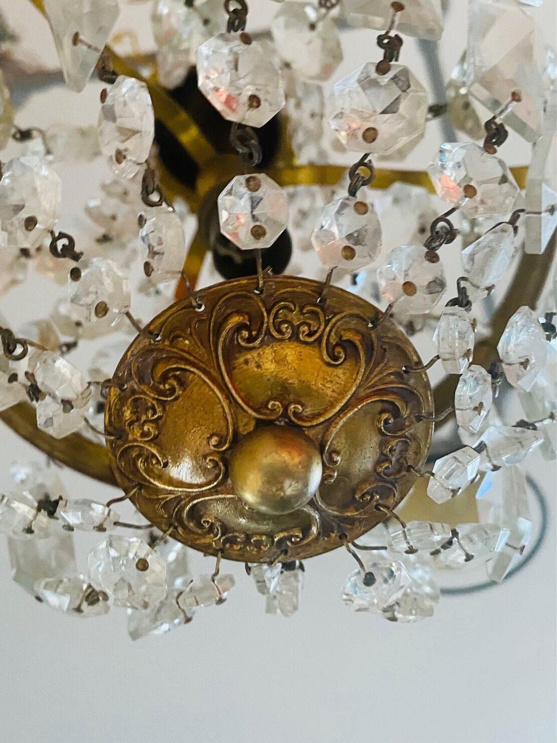 Chandelier suspension balloon with tassels