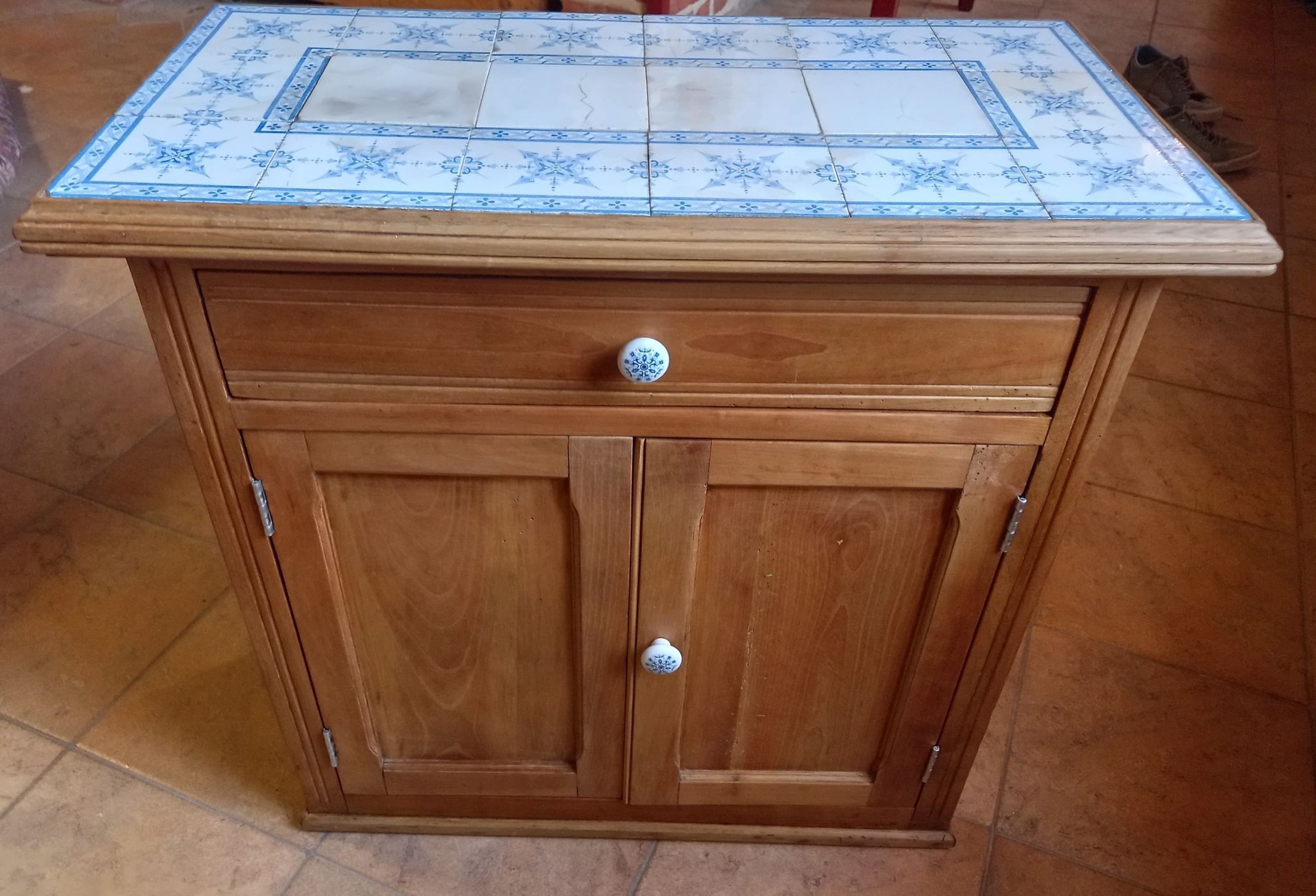 Furniture called "farm" ceramic tile top