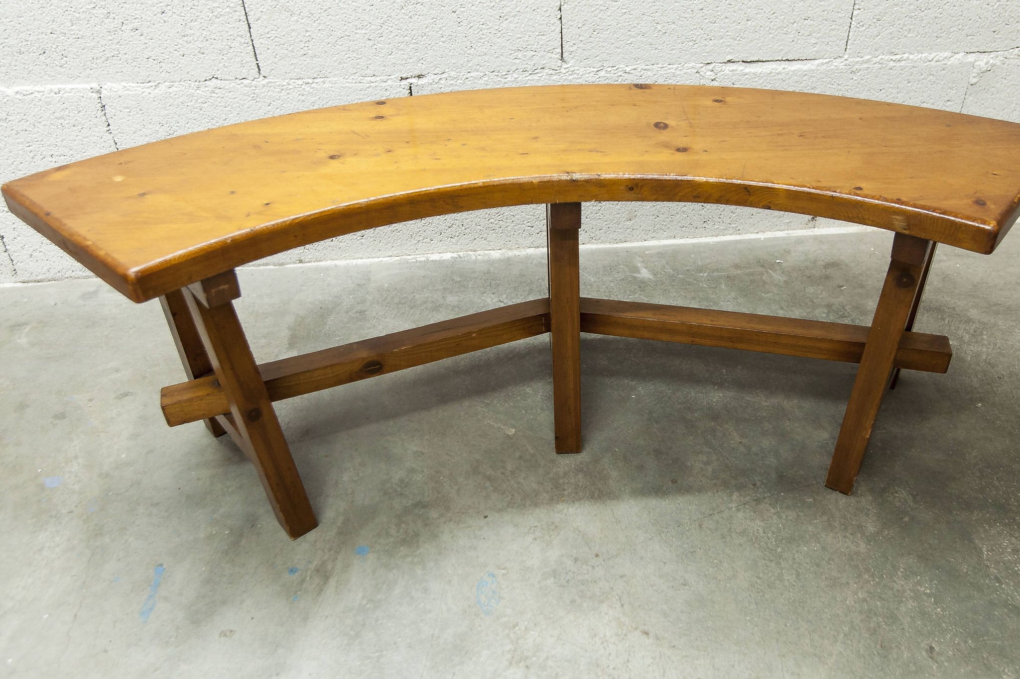 Brutalist ensemble round table 113cm and its 4 rounded stools 1960
