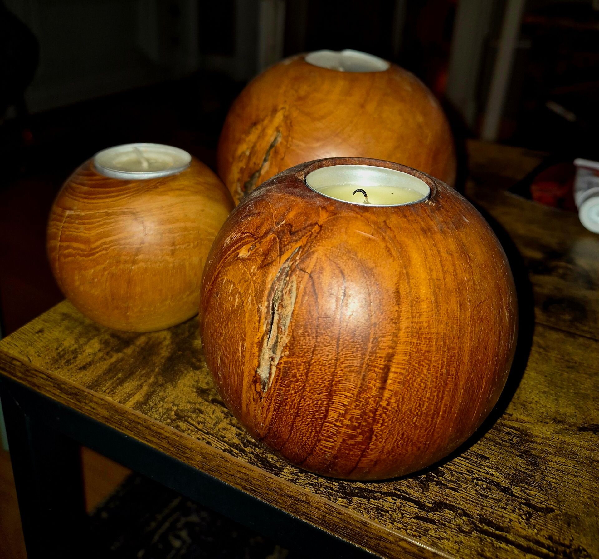 Set of 3 spherical olive wood candle holders in boho style.