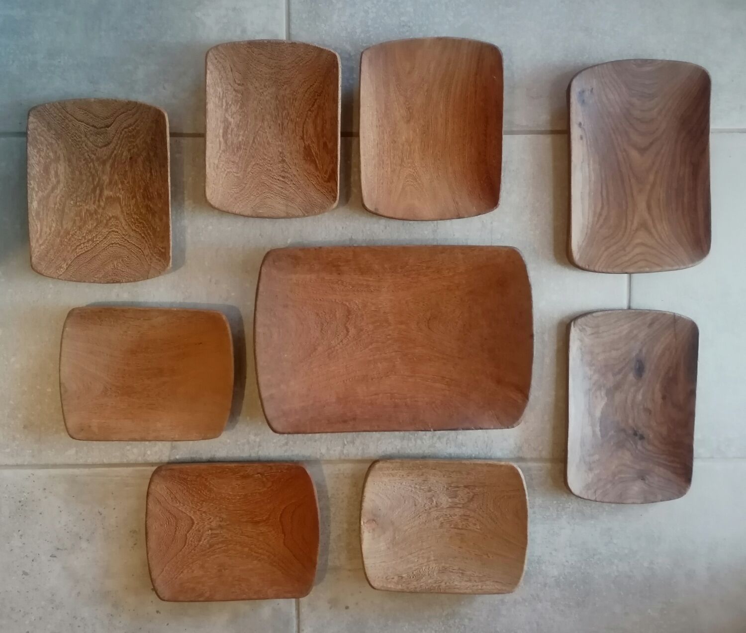 Ensemble assiettes et plat scandinave en bois massif vintage