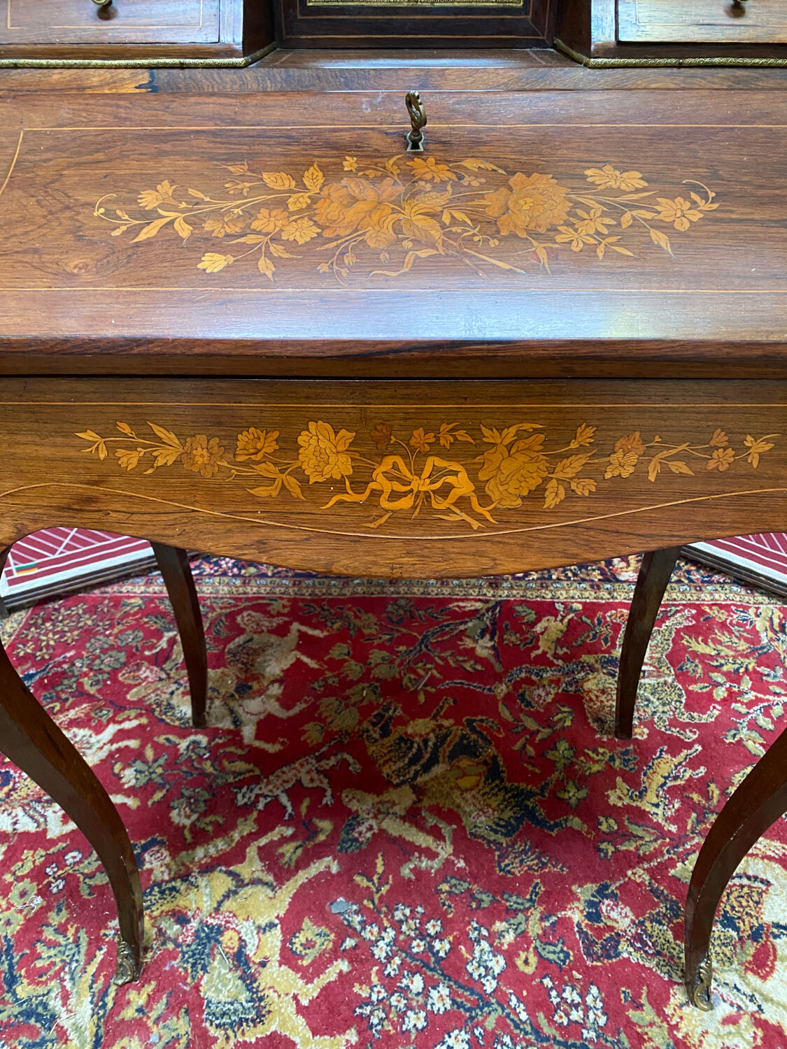 Wriitng desk laiding Louis XV style with secret compartment