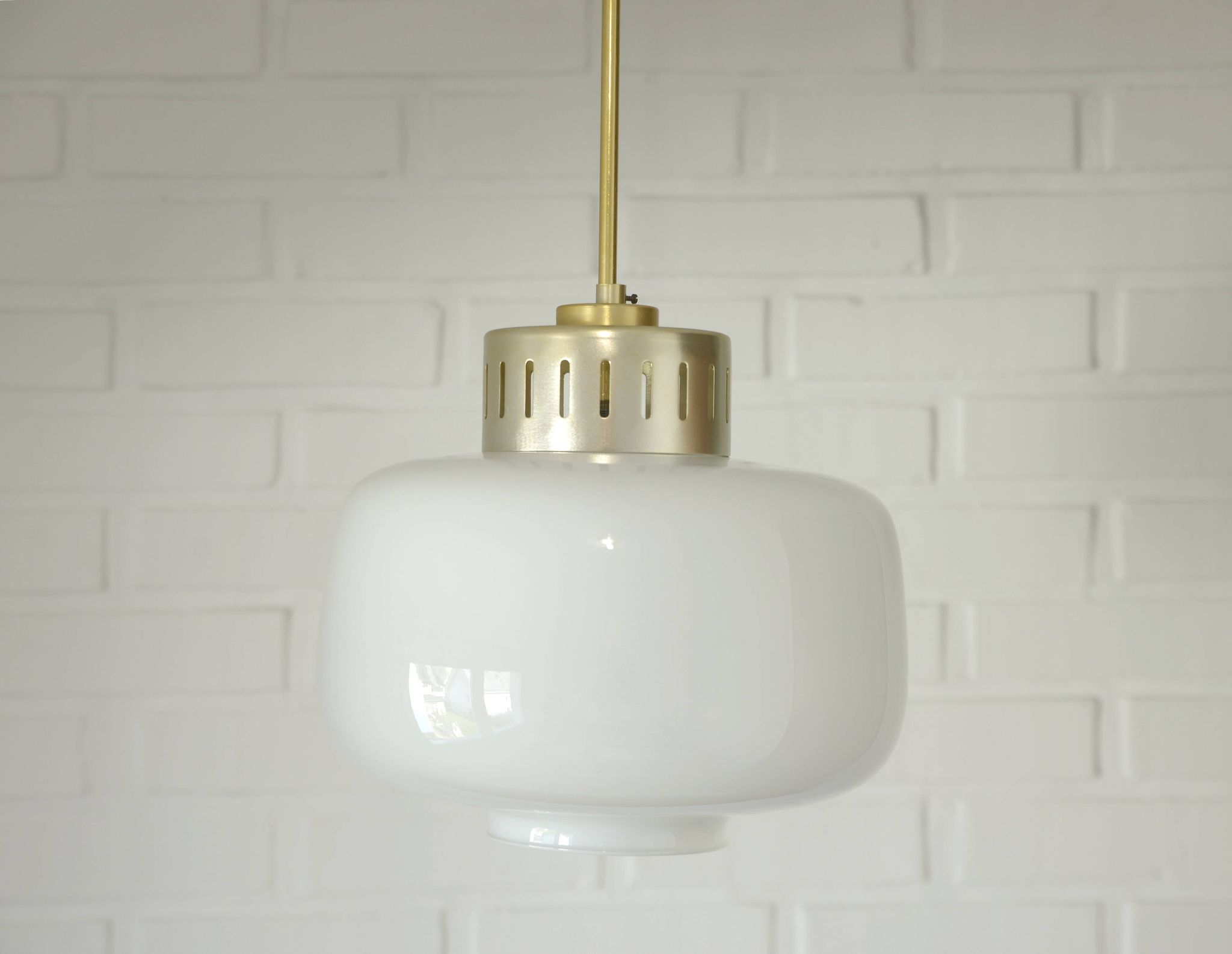 Suspension scandinave vintage / Lustre blanc de style moderne du milieu du siècle