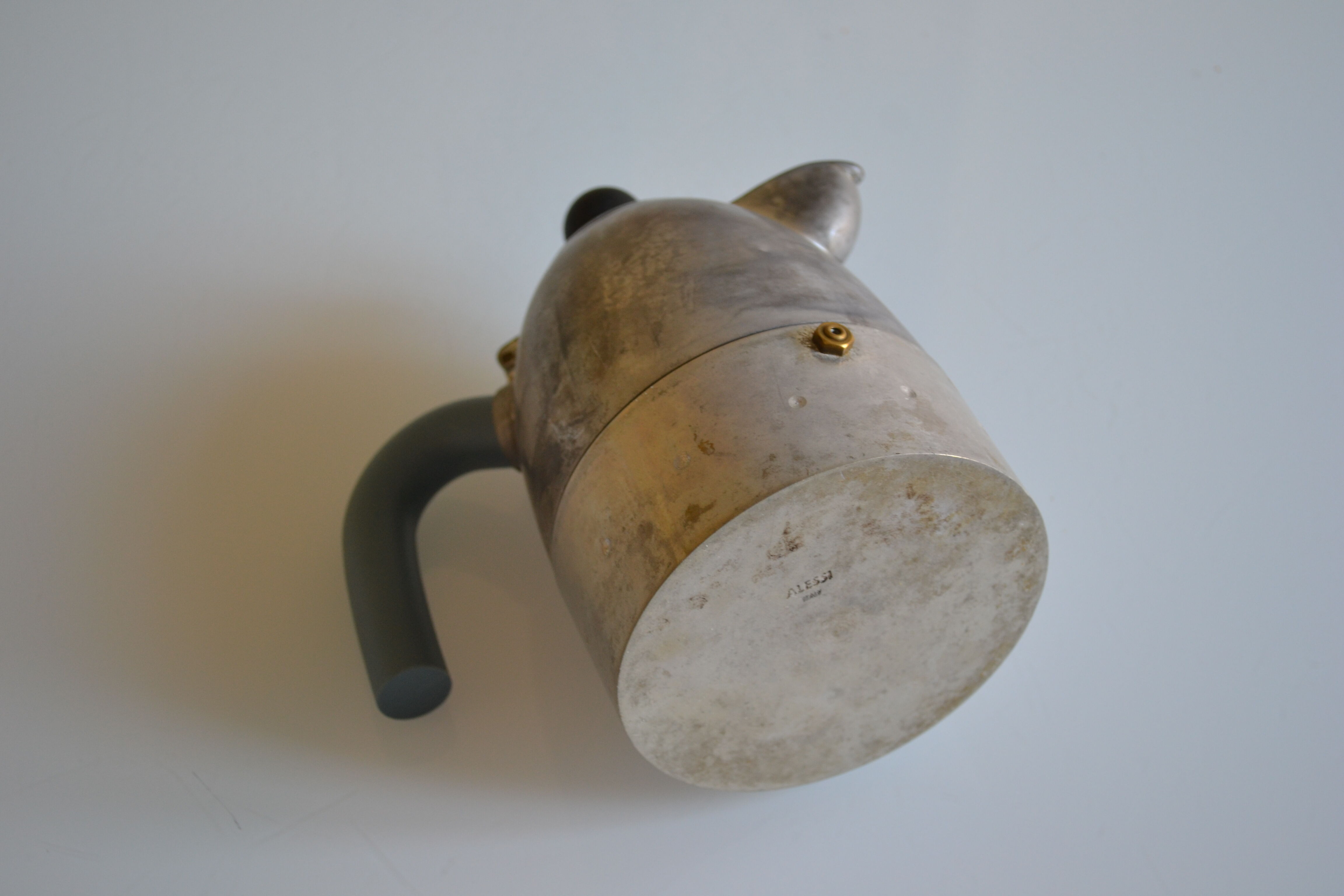 Cafetière alessi postmoderniste " pellicano " par Michael Graves