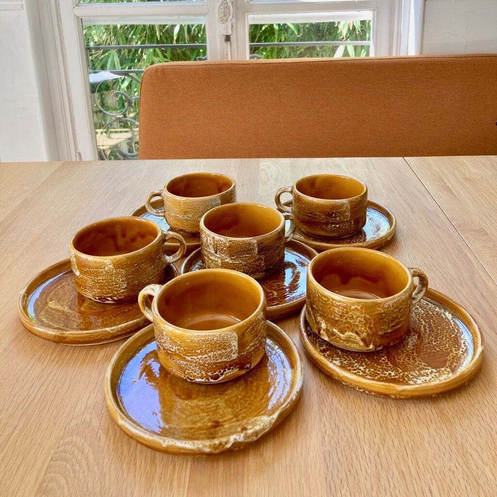 6 stoneware cups and 6 enamel plates