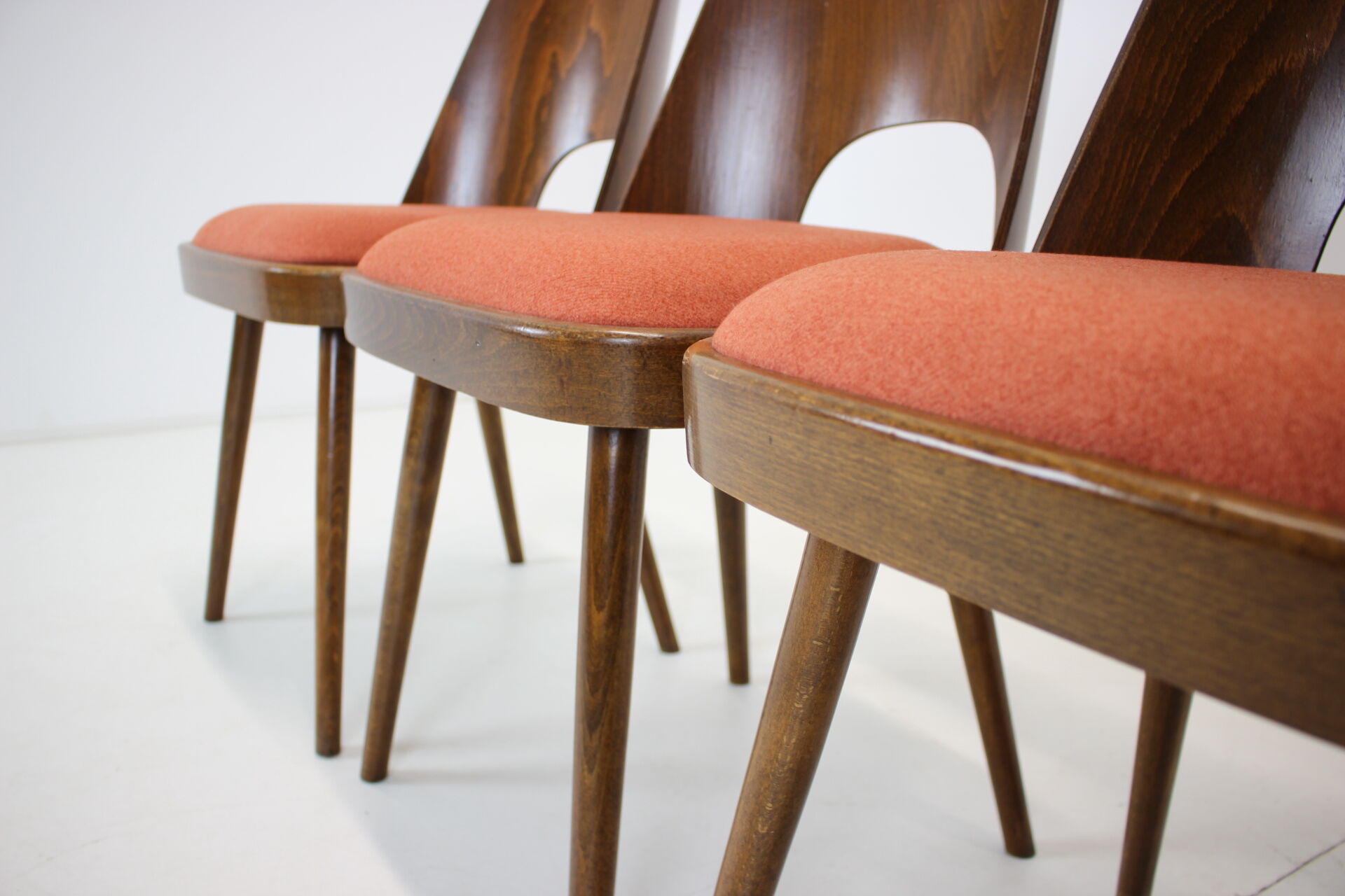 Ensemble de quatre chaises de salle à manger conçu par Oswald Haerdtl, années 1960