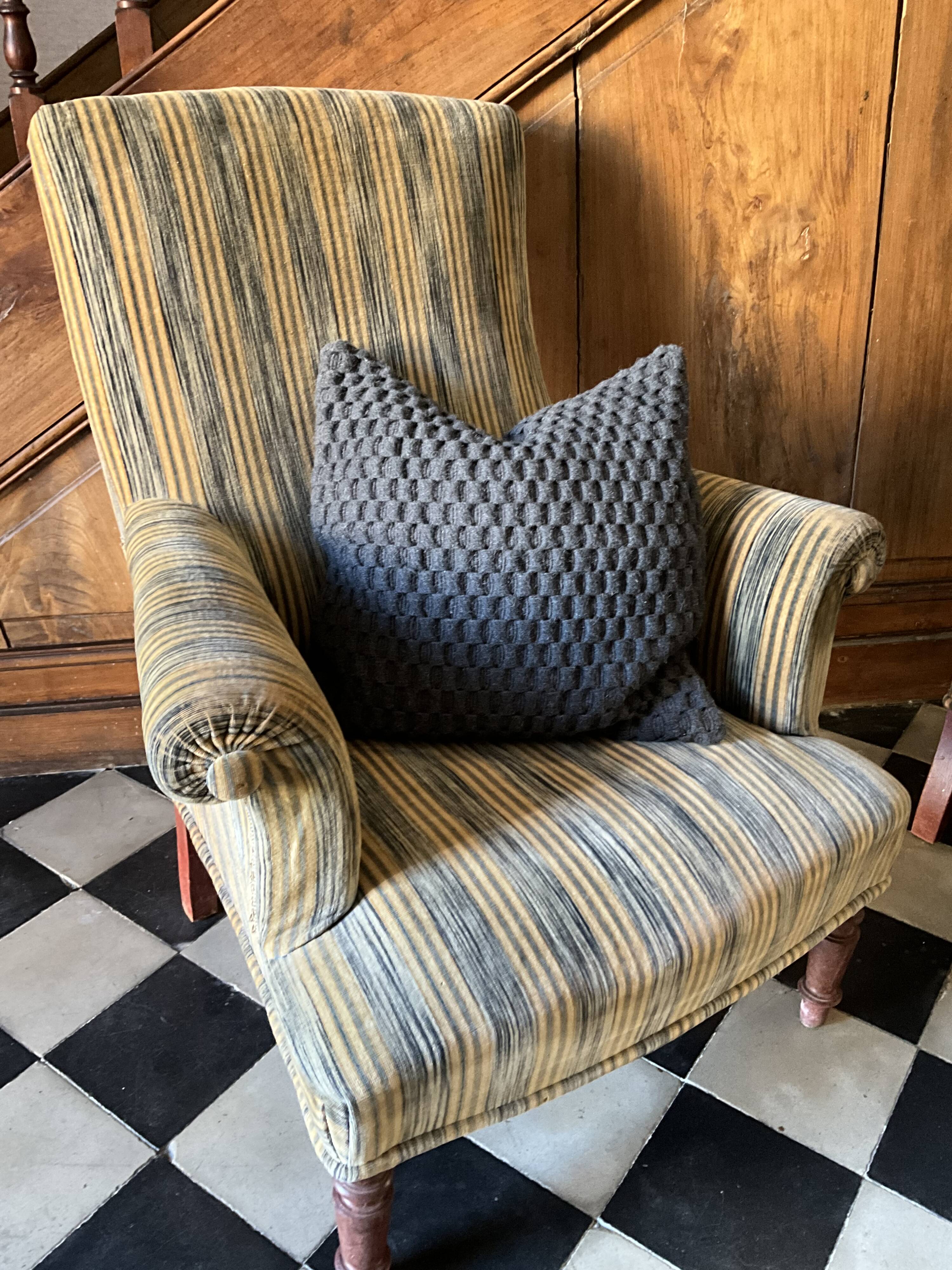 Une paire de fauteuils en velours.