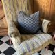 Une paire de fauteuils en velours.