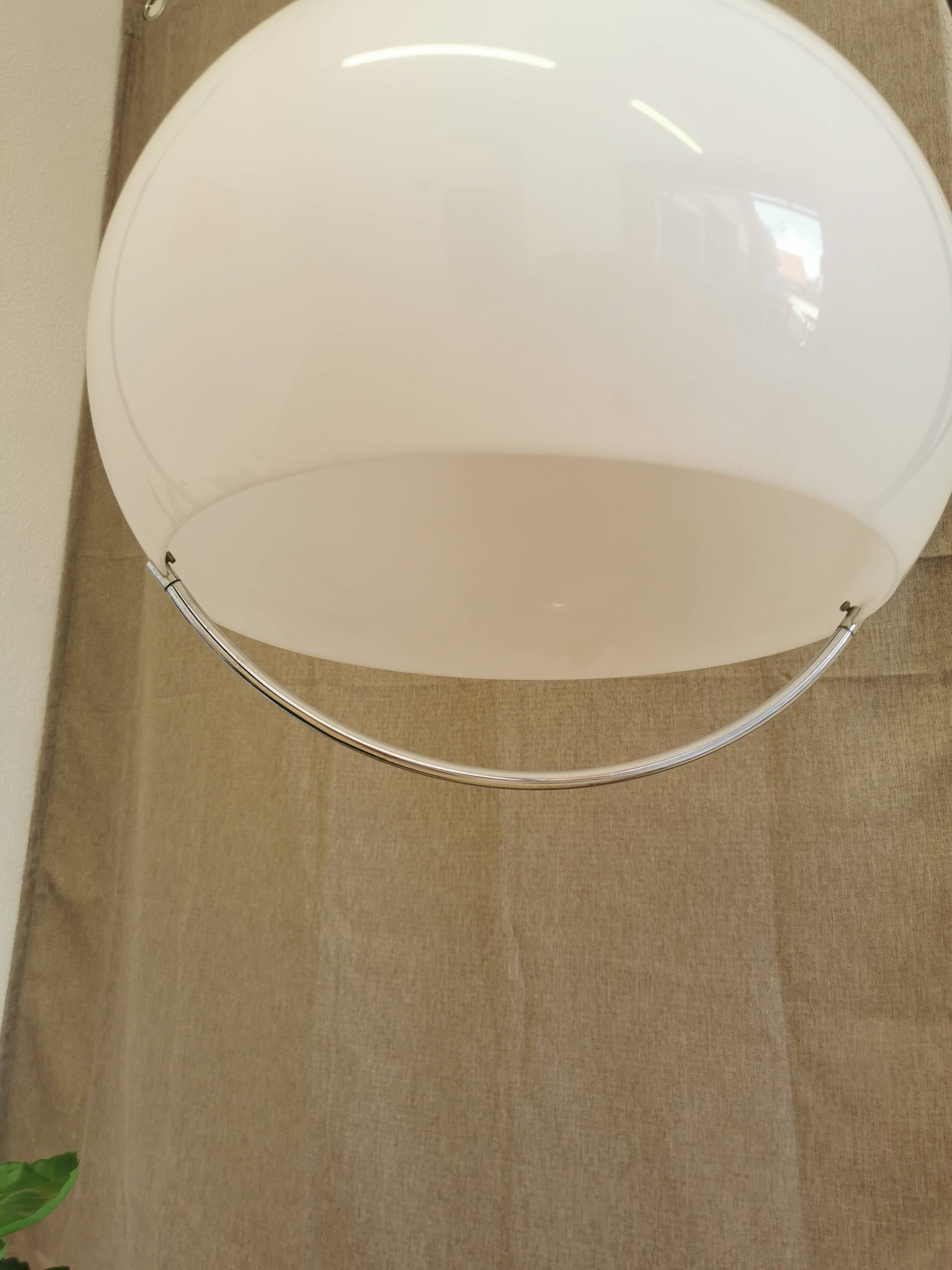 Suspension Meblo blanche vintage : luminaires italiens des années 1970, inspirés de l'ère spatiale.