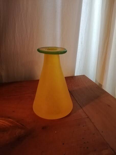 Vase en verre jaune et vert
