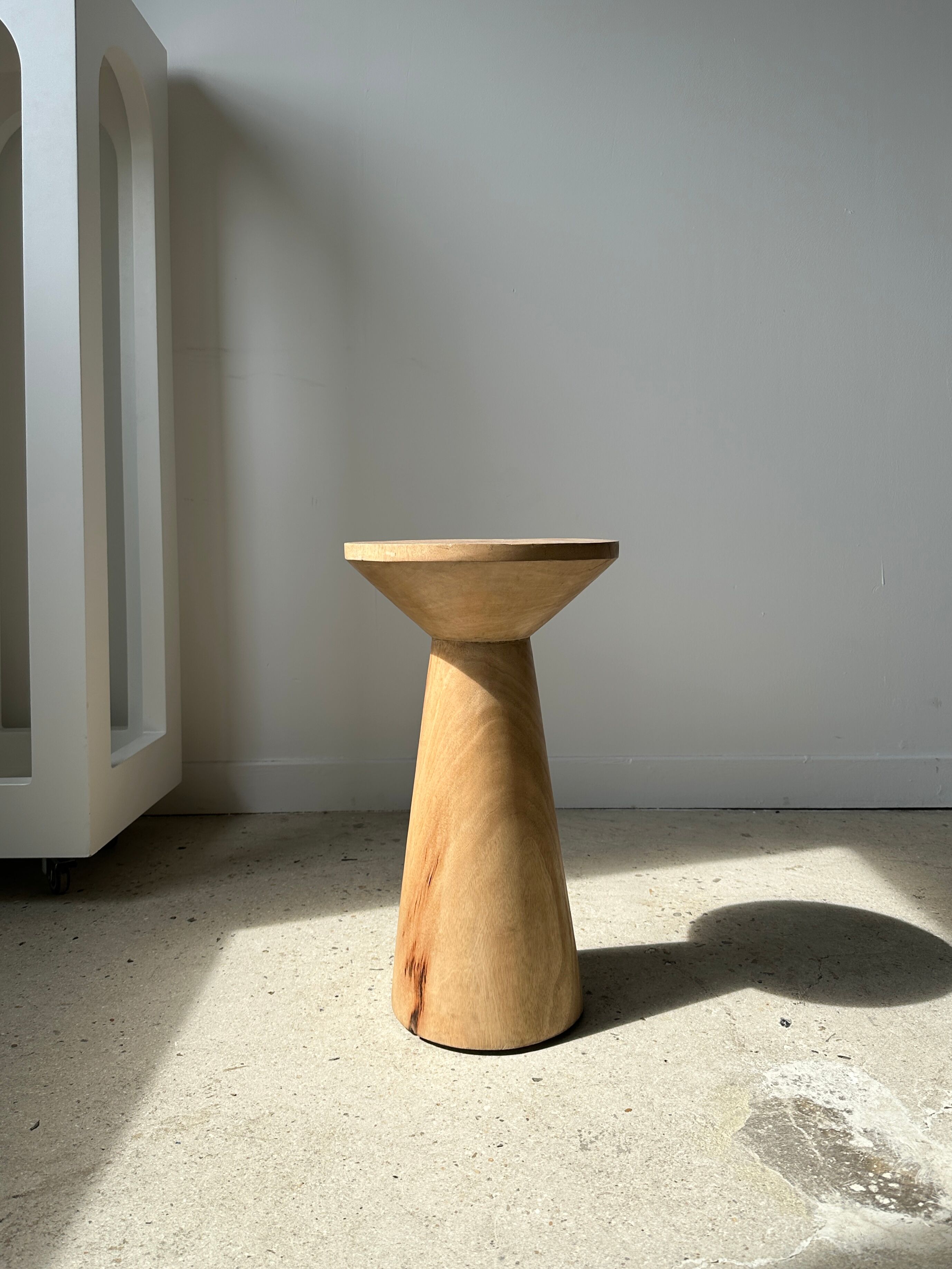 Side table, end of sofa in natural mango monoxyl conical tray H:50cm