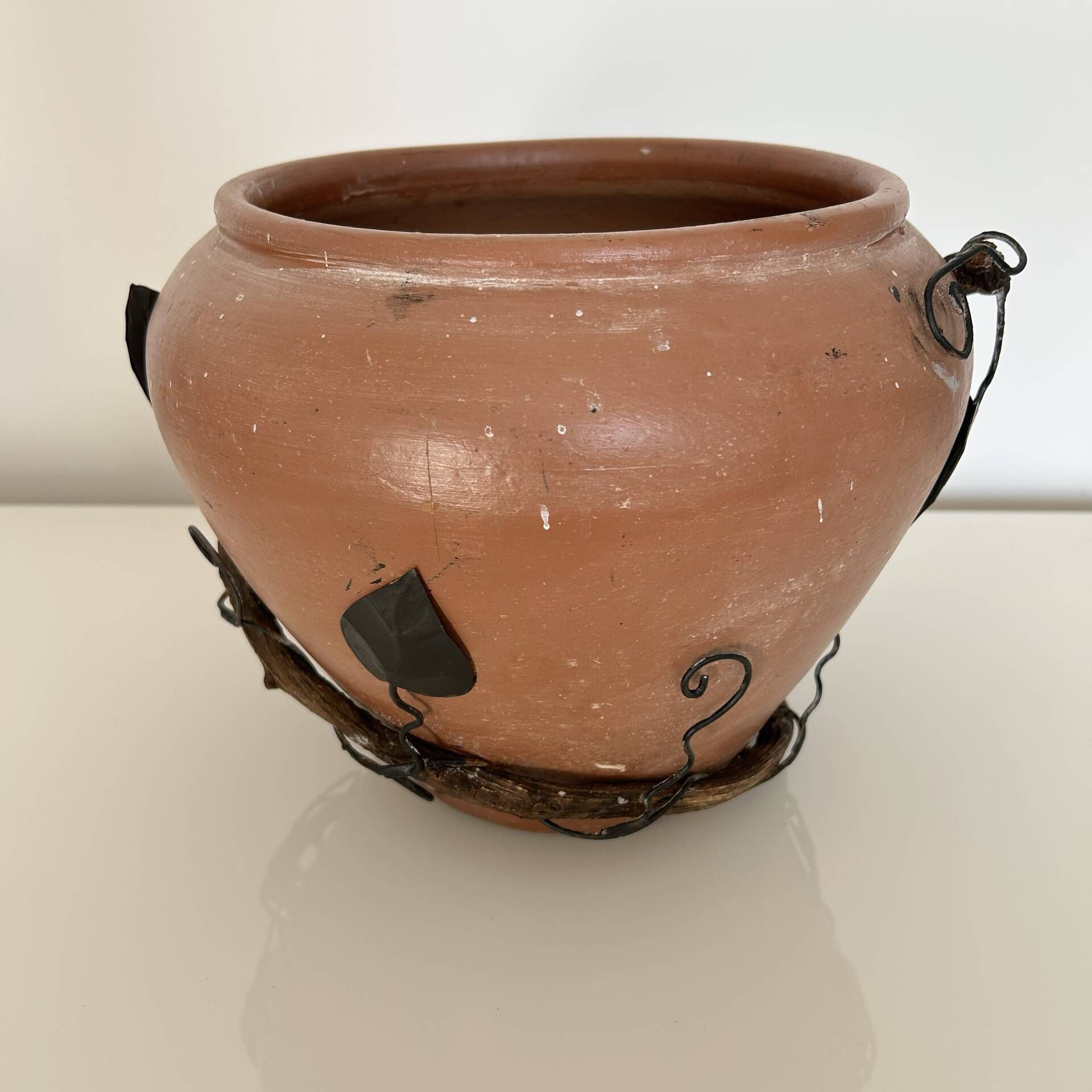 Decorative pot holder in wrought iron and wood