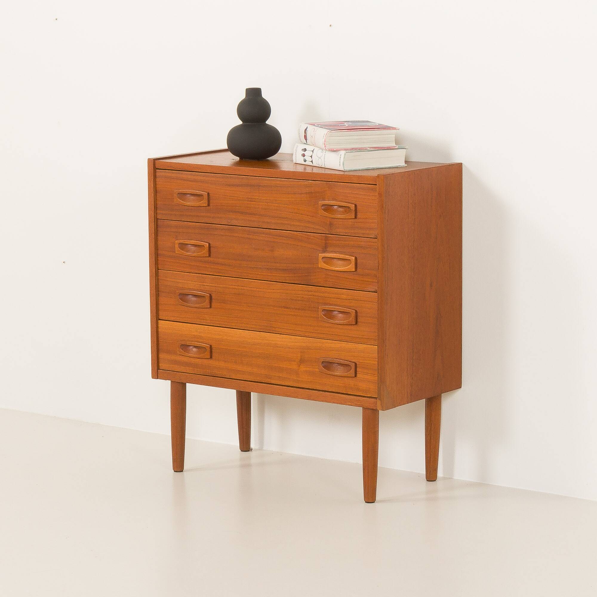 Petite commode en teck à 4 tiroirs, Danemark, années 1960
