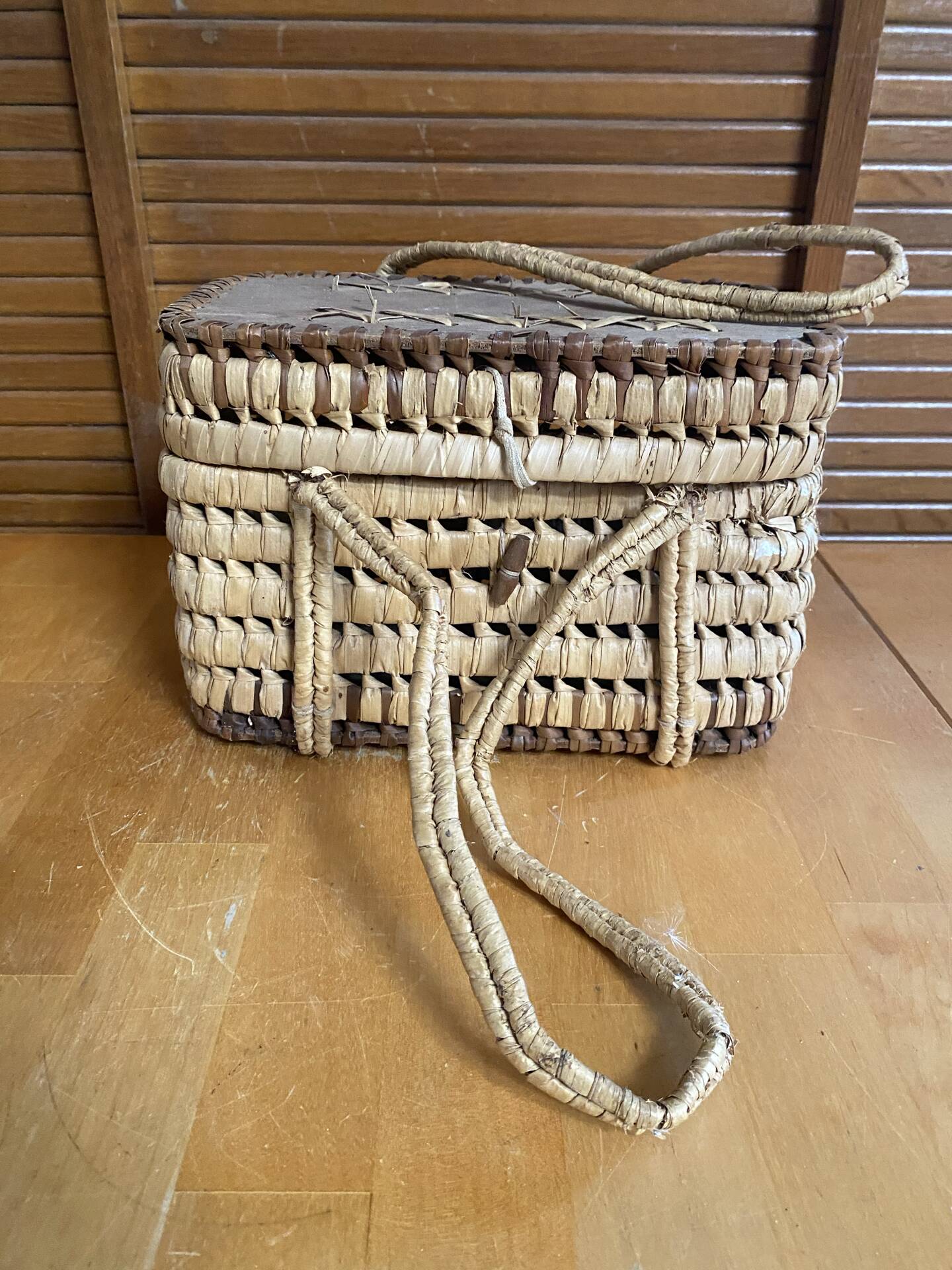 Old Basket Natural Woven Fibre + Wooden Lid Double Handle Wine