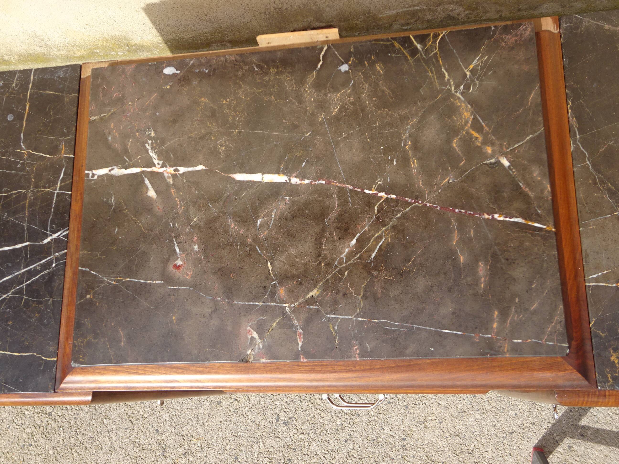 Large buffet en noyer massif, dessus en marbre noir