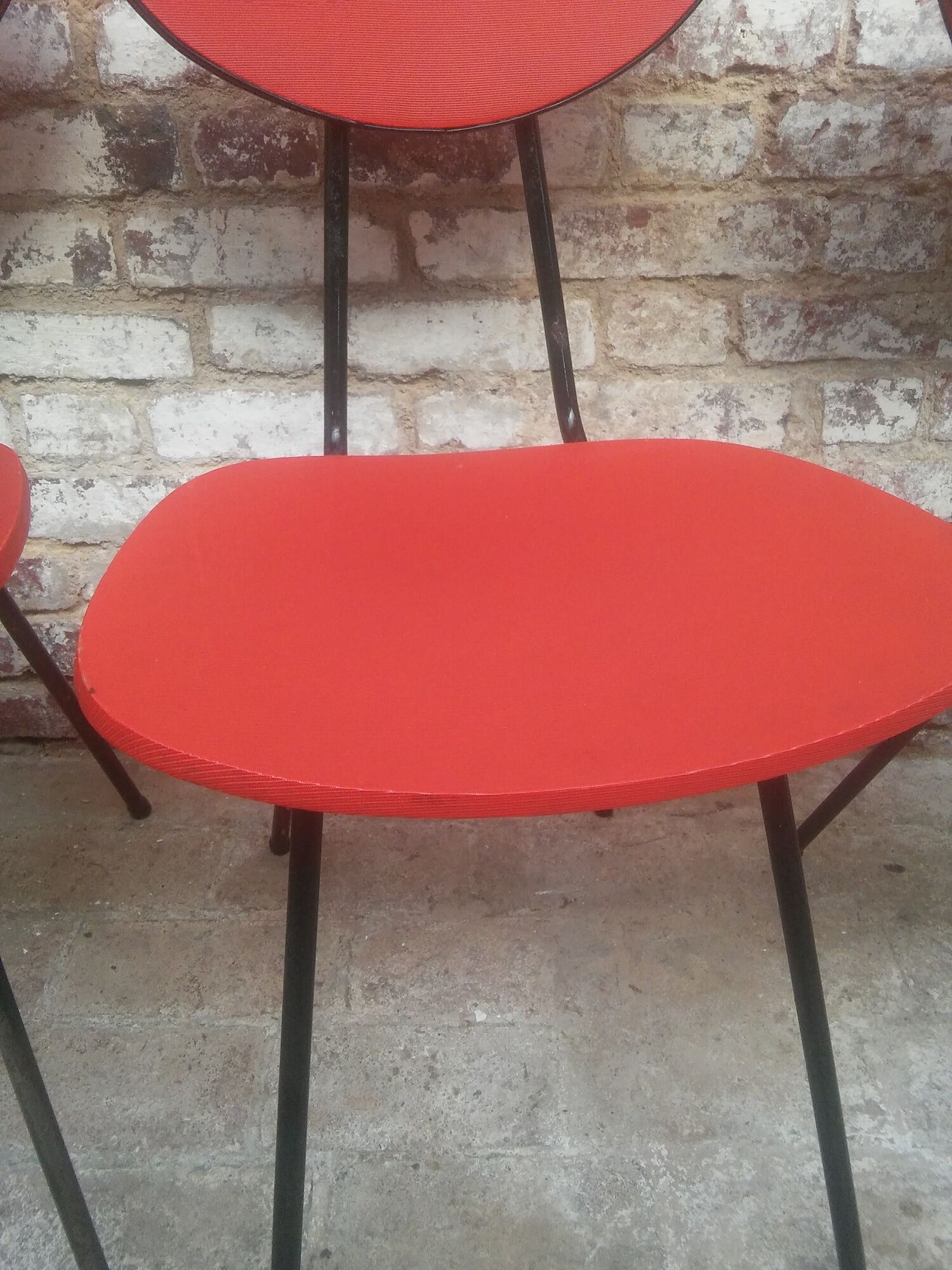 Lot of 6 red chairs in faux leather metal compass feet