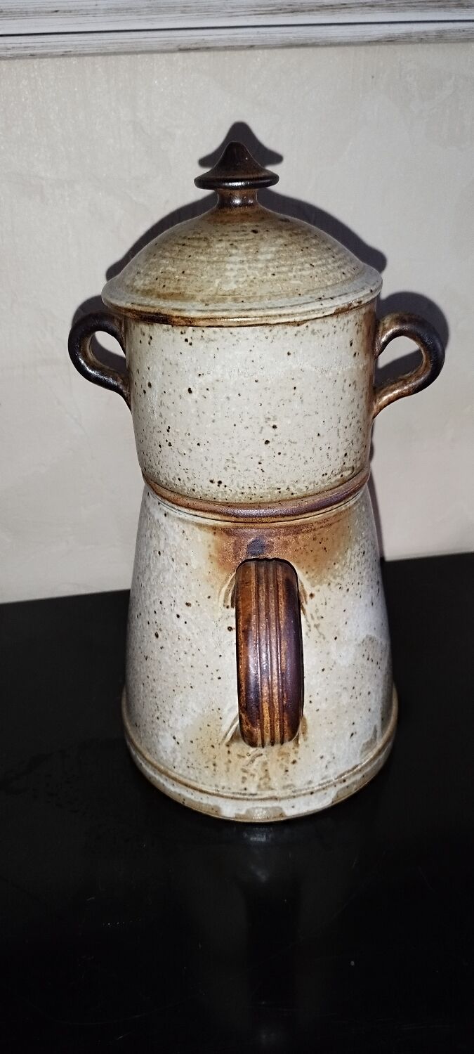 Stoneware coffee pot with filter