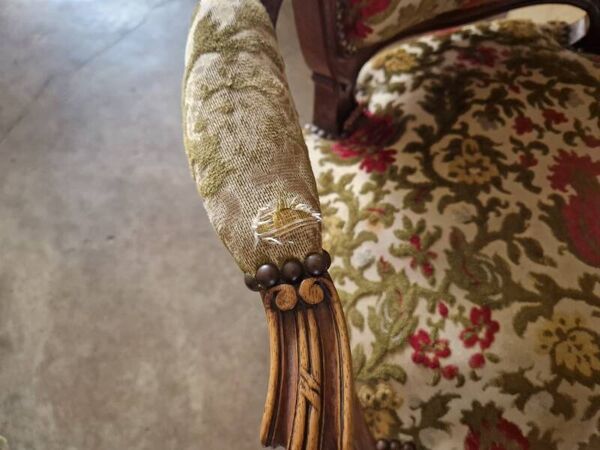Paire de fauteuils cabriolets de style Louis XV en bois mouluré