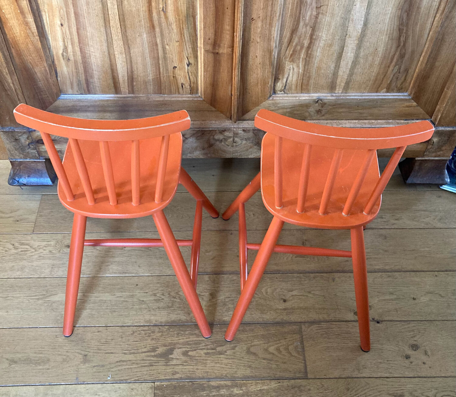 Vintage solid wood high chairs in Western style for children.