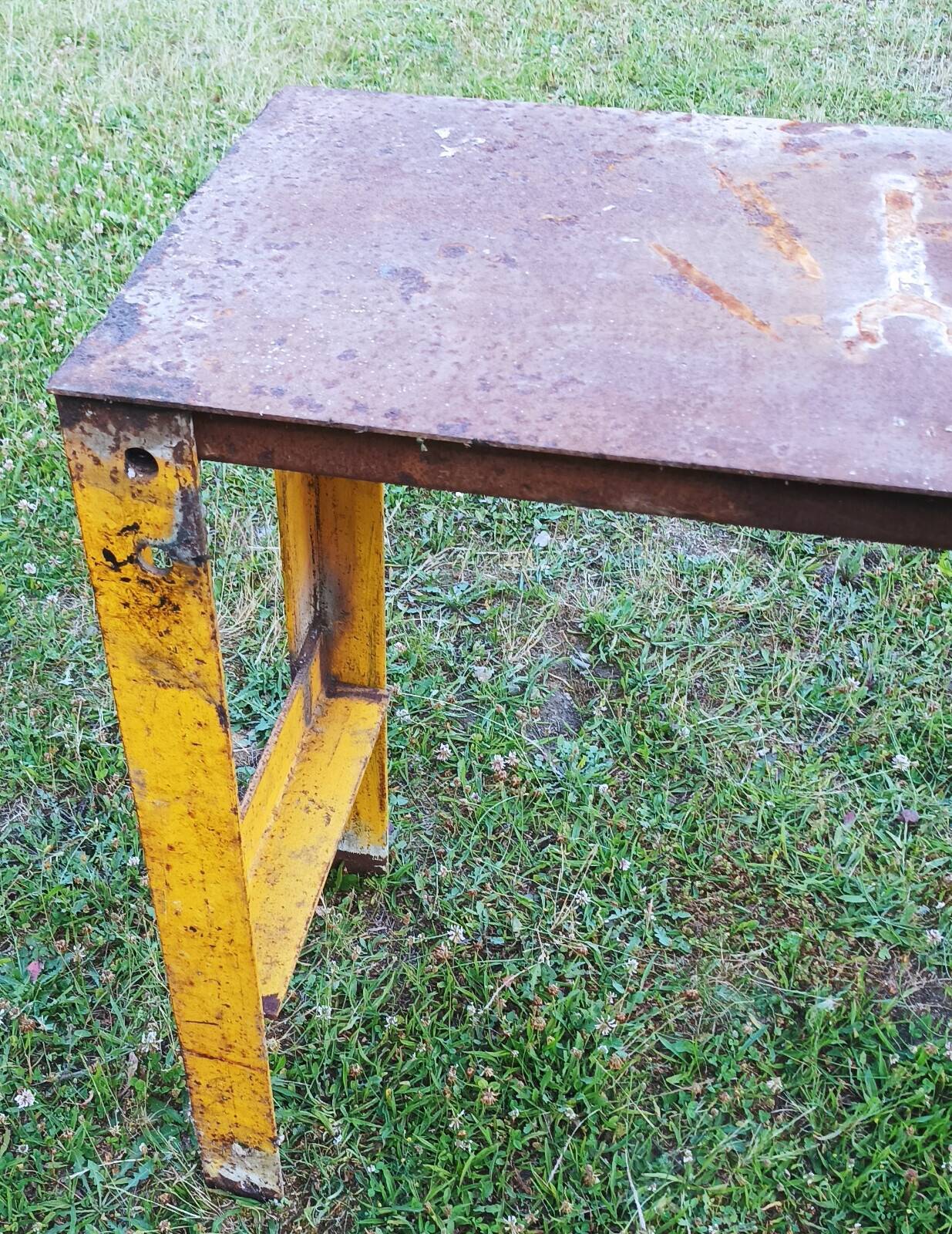 Metal industrial workbench