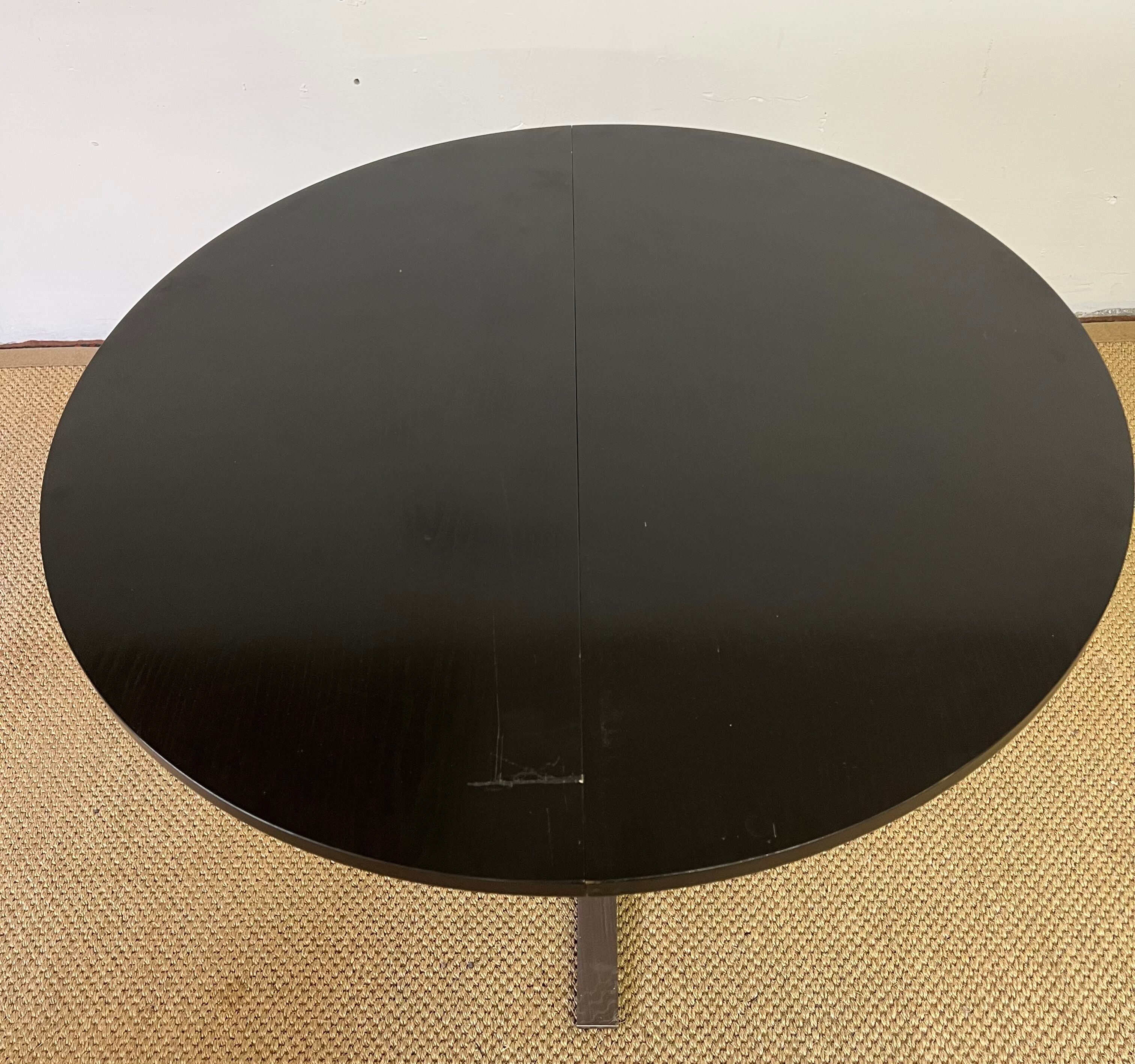 Round table with extension