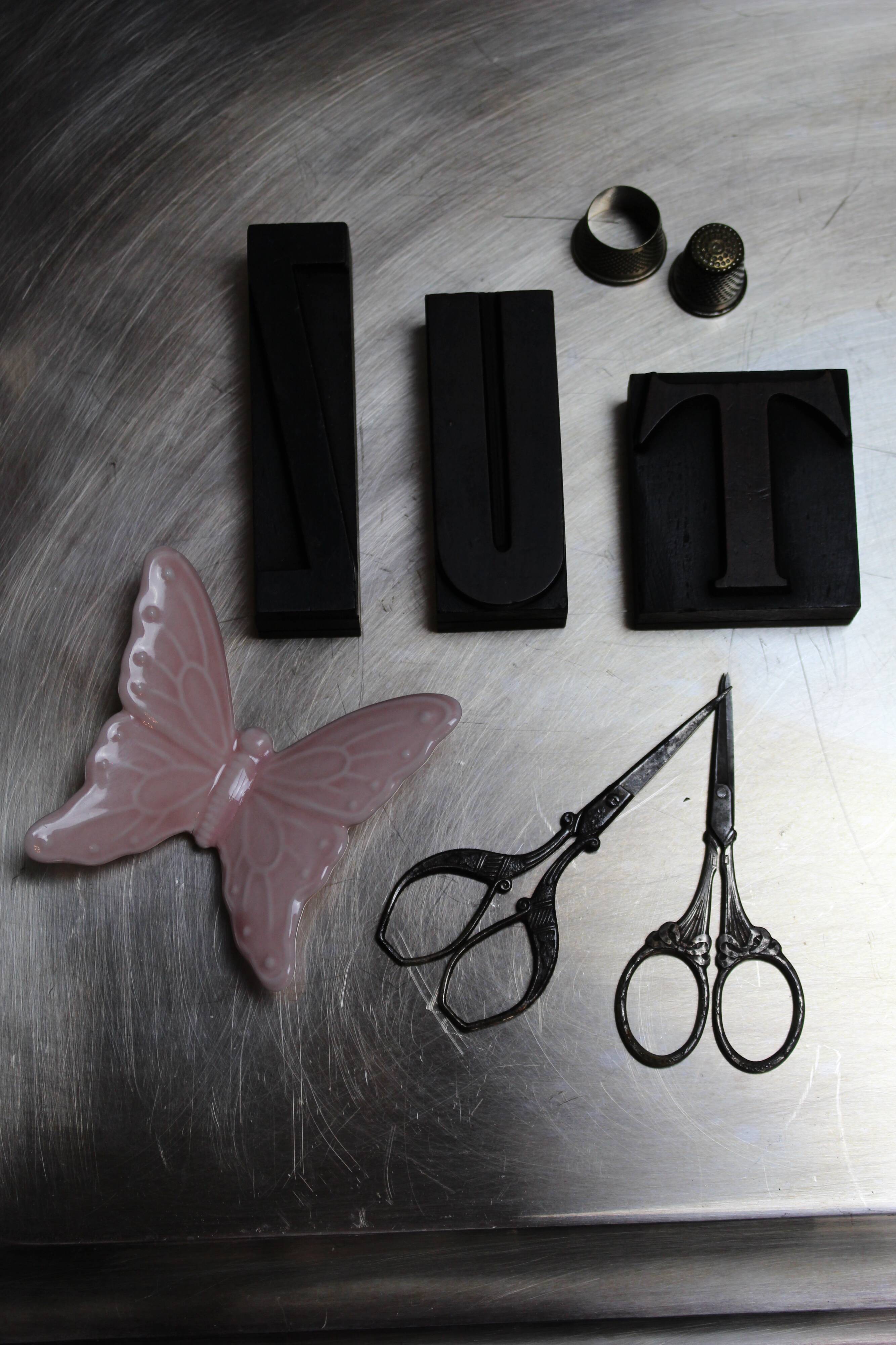 "zut" in wooden printing letters