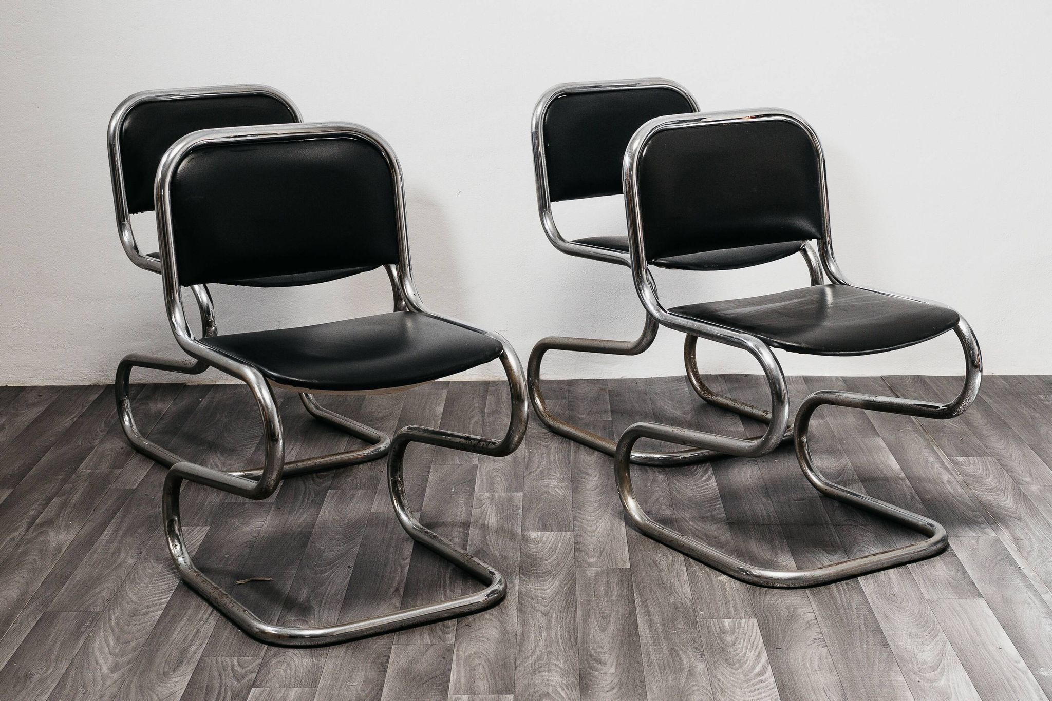 Ensemble de 4 chaises à bascule en acier chromé design années 80 vintage moderne.