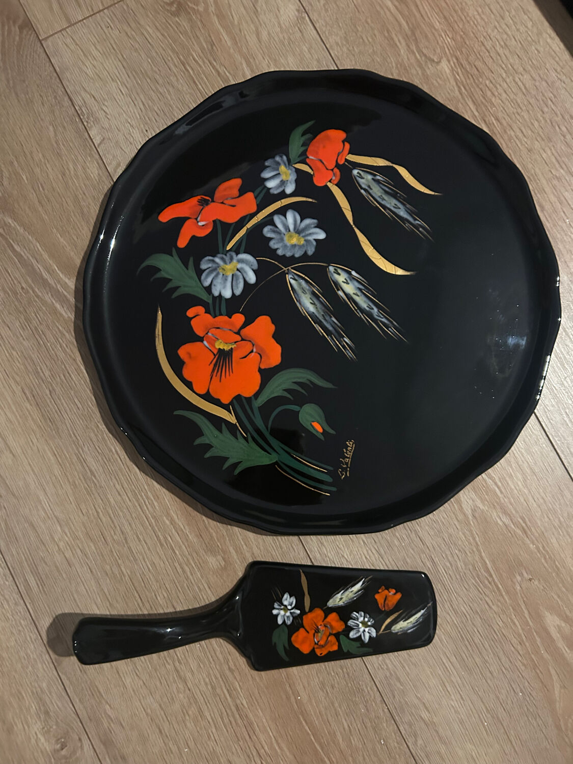 Dish with pie server