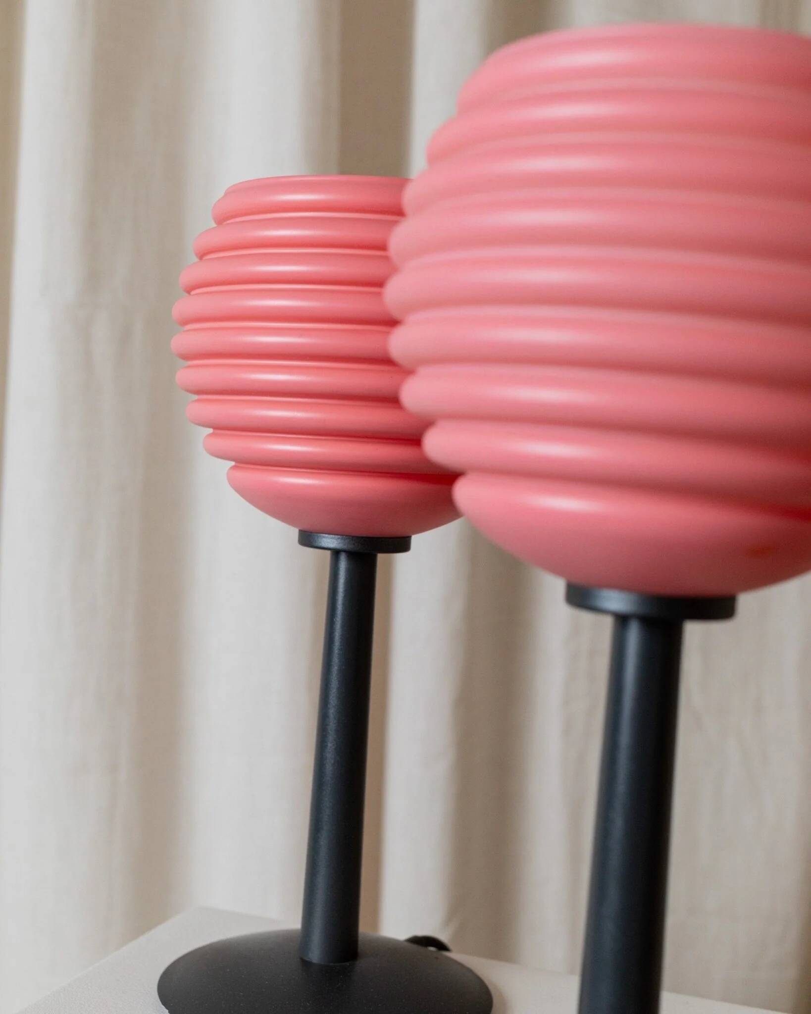 Lot de 2 lampes de table en verre rose - Lampes de chevet vintage avec abat-jour en verre cannelé - Design Space Age Italie - Années 1980