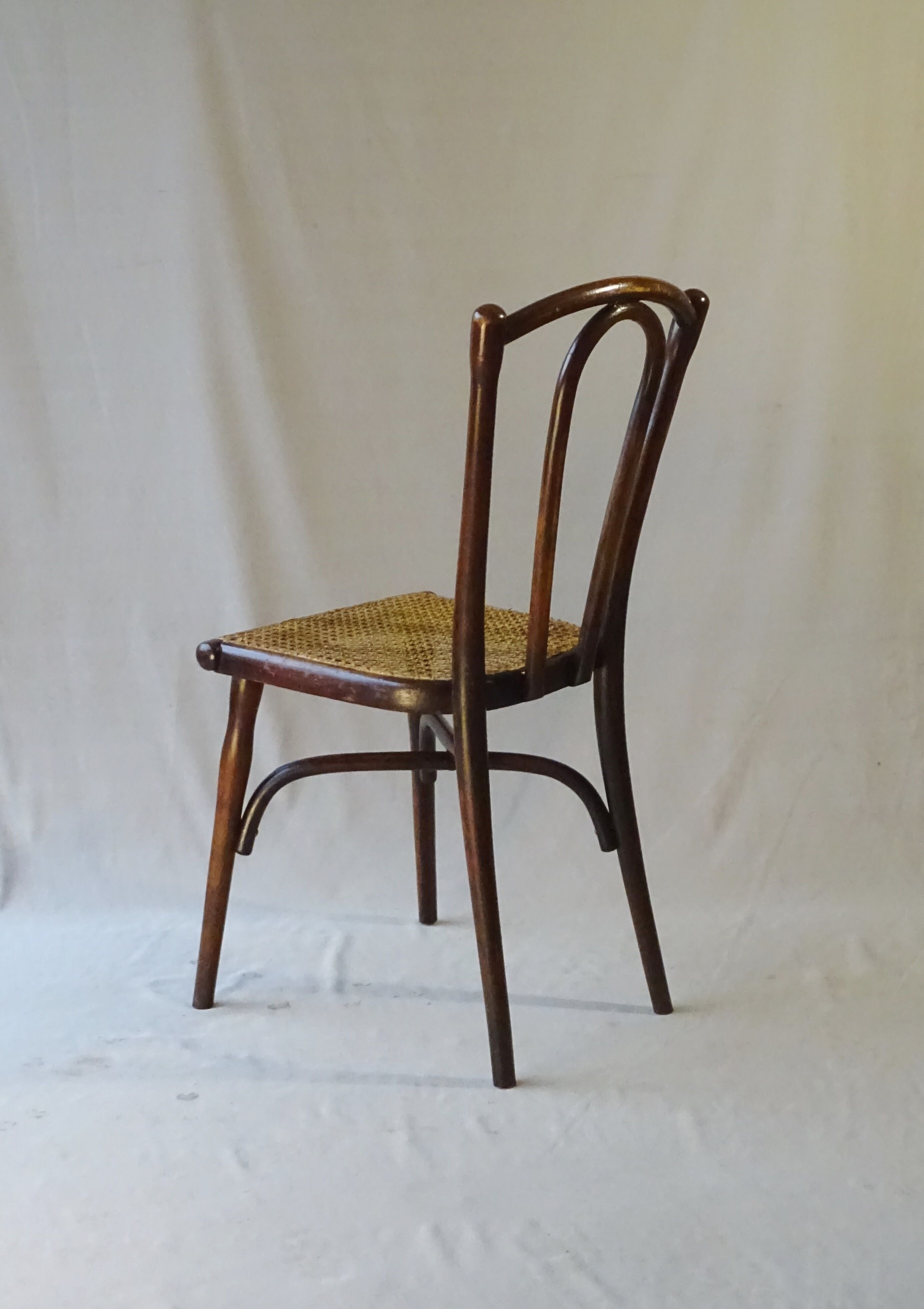 Chaise bistrot  Thonet N°118 pieds compas 1895, cannée