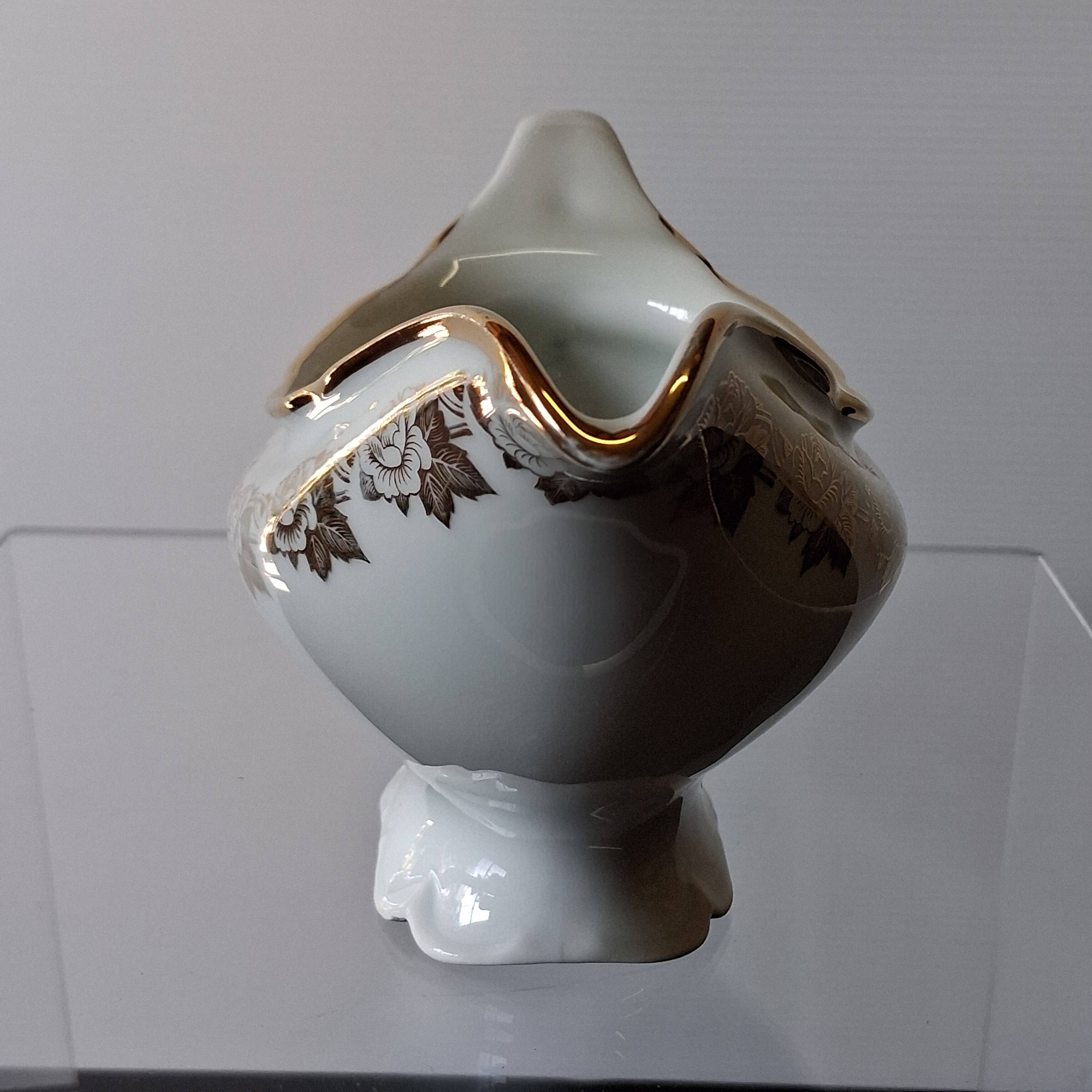 Very pretty porcelain sauceboat from Vierzon in very good condition.