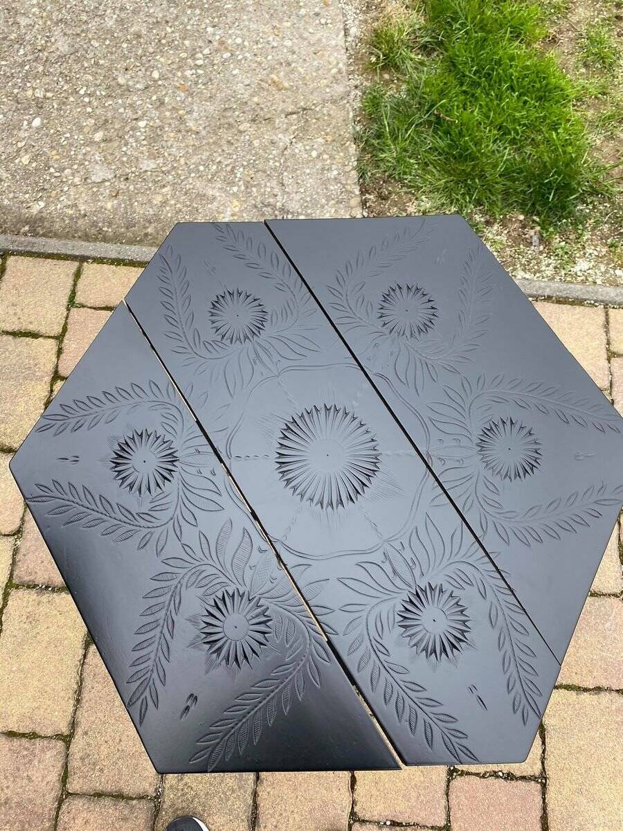 Hexagonal side table in black painted wood, engraved floral decoration, 1920s vintage style.