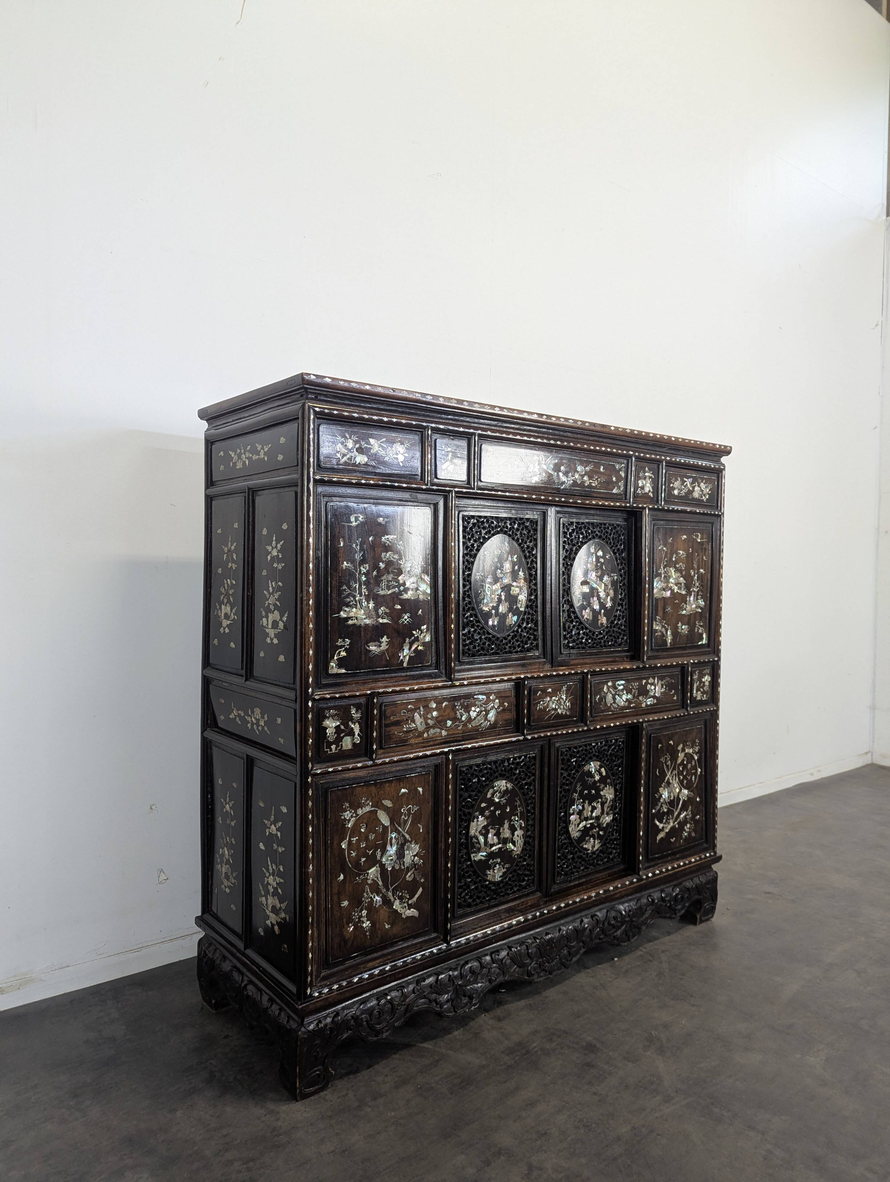 Cabinet Indochine Vietnam en bois exotique marqueterie de nacre