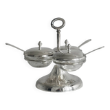 Sauce service on rotating display