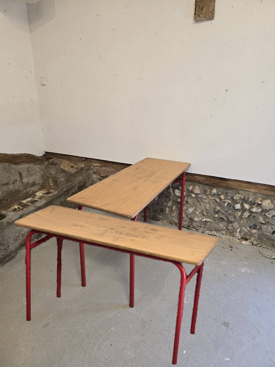 Lot de 2 bureaux d'écolier double 1970 acier rouge et chêne