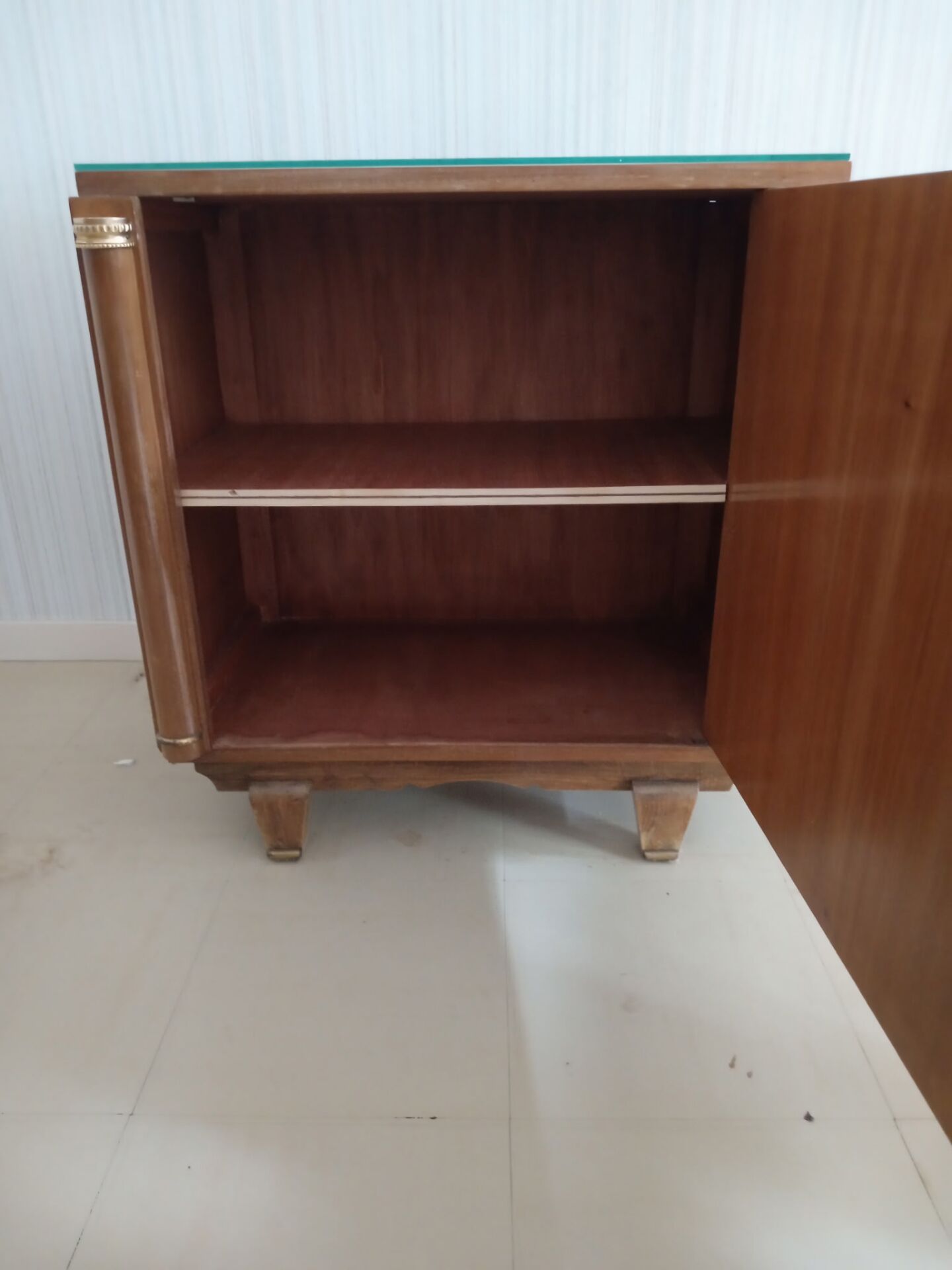 Furniture with 1 door