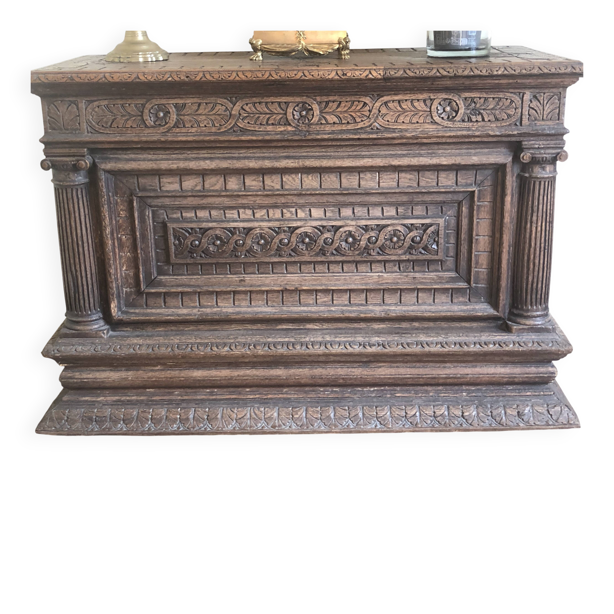Coffre ancien en bois sculpté, style Renaissance