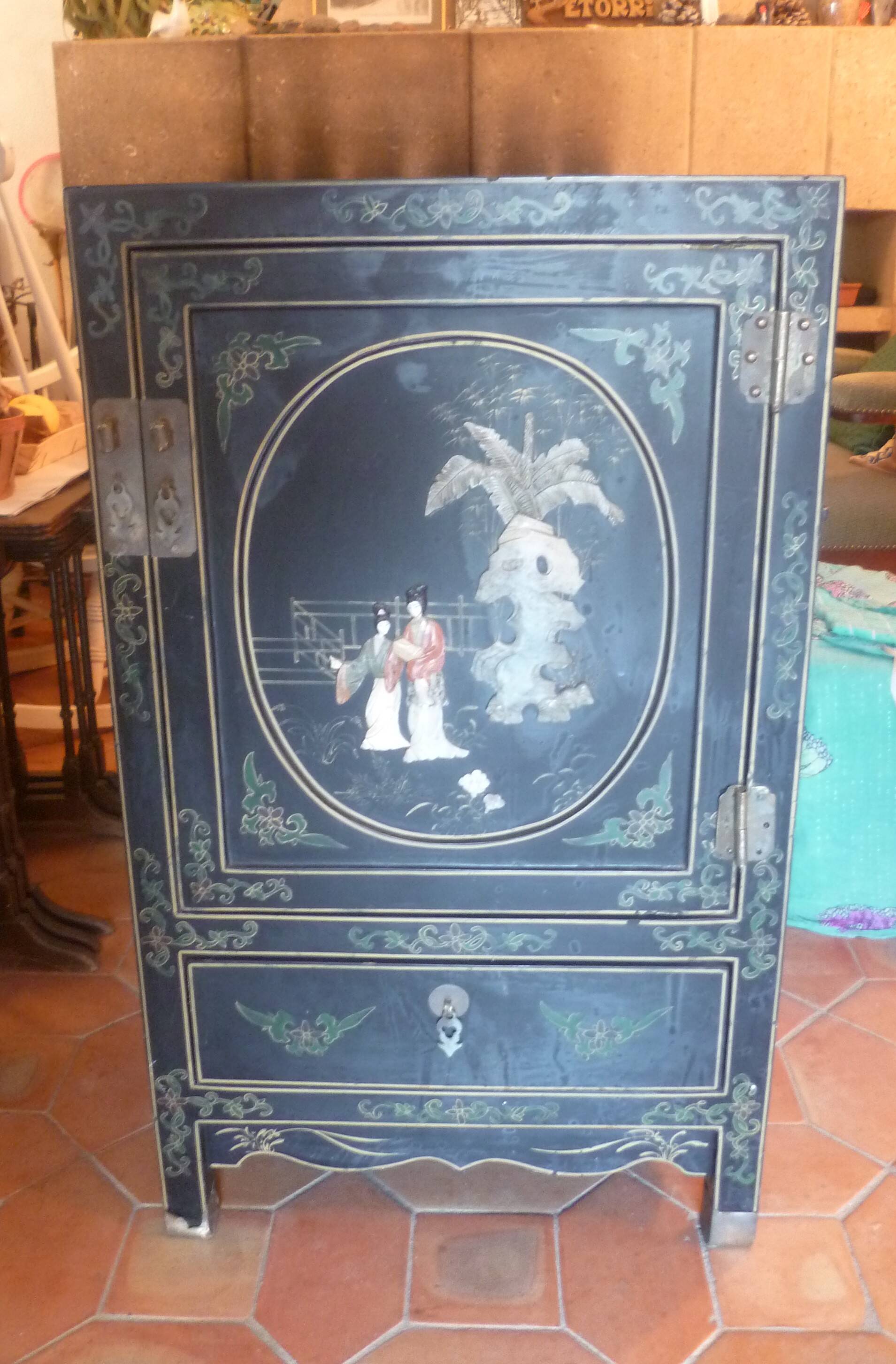 Small chinese lacquered furniture in black with mother-of-pearl inlays / 1 door / 1 drawer