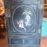 Small chinese lacquered furniture in black with mother-of-pearl inlays / 1 door / 1 drawer