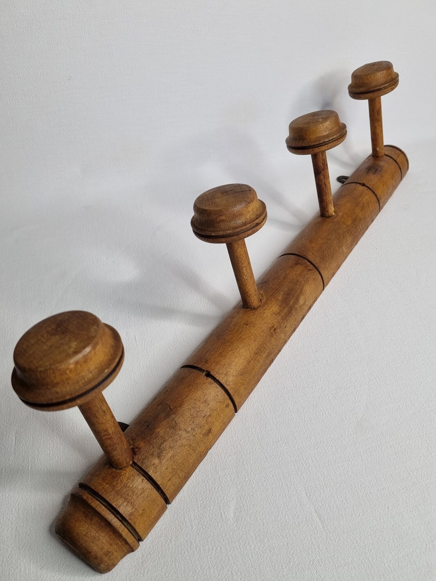 Old wall-mounted portmanteau, 4 patères, in turned wood, 52 cm