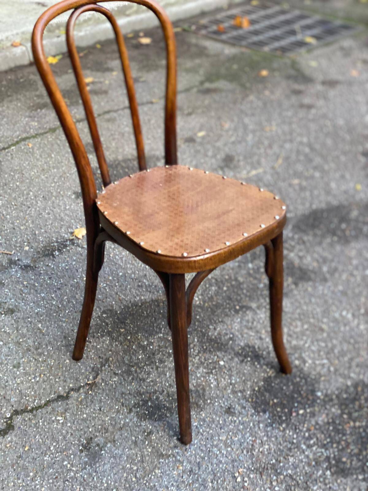 Chaise de bistrot en massif bois courbé cloutée