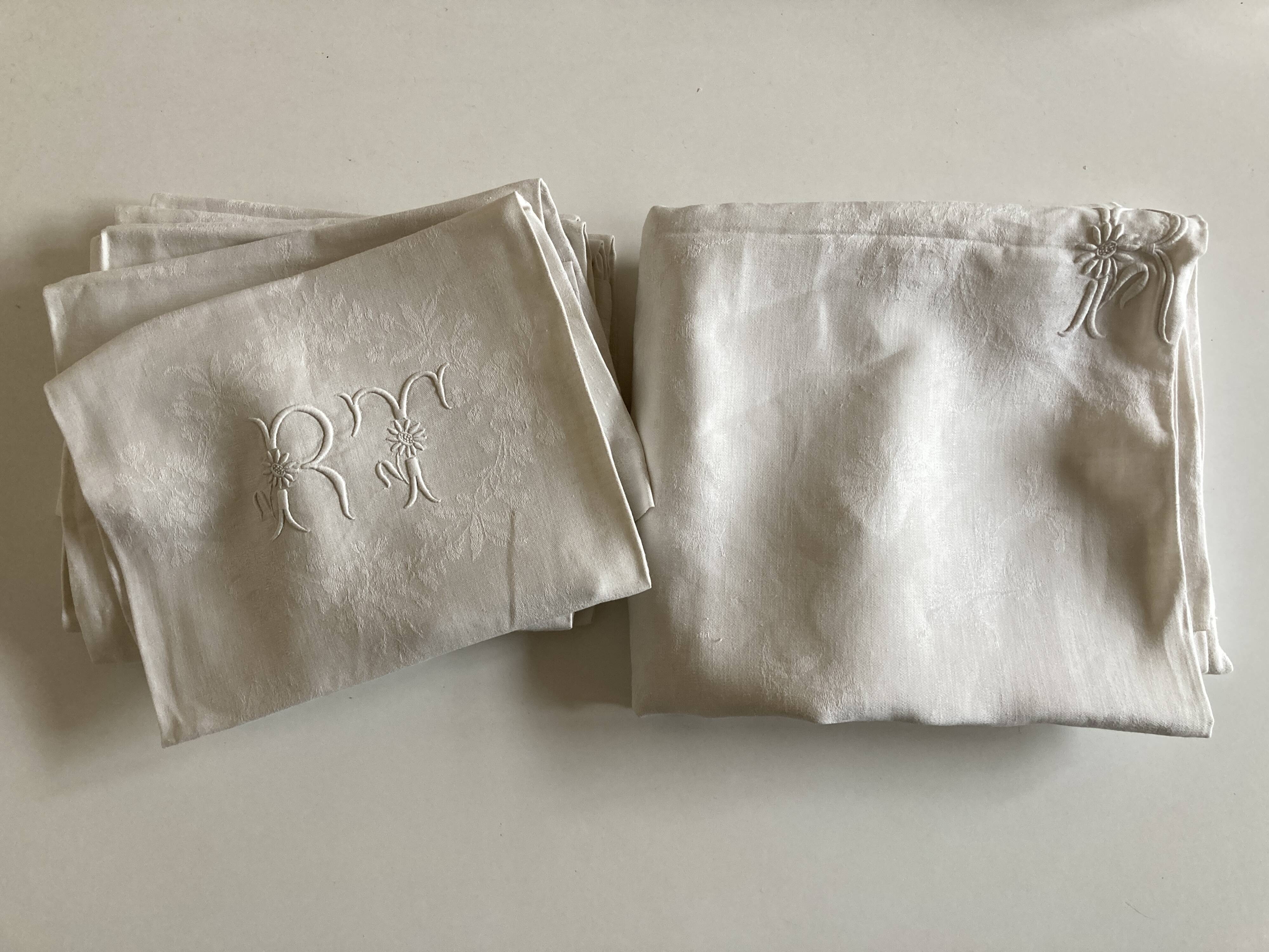 Tablecloth and 8 damask linen napkins embroidered RT circa 1900.