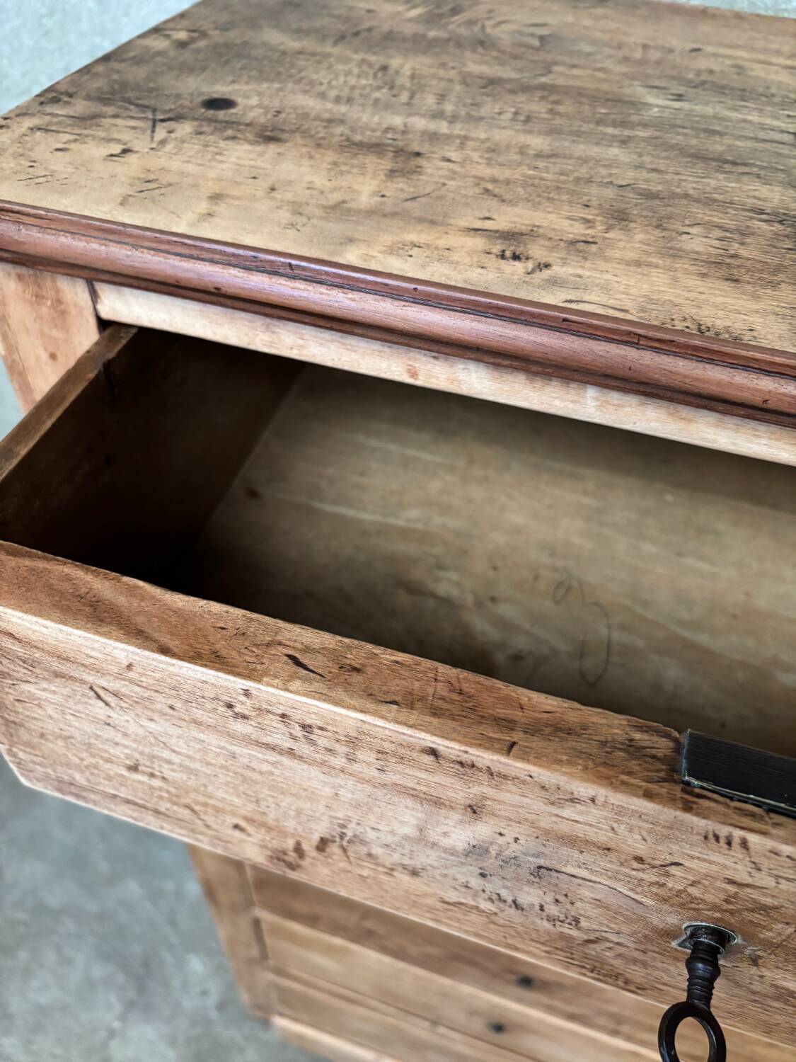 Matt varnished wooden chest of drawers