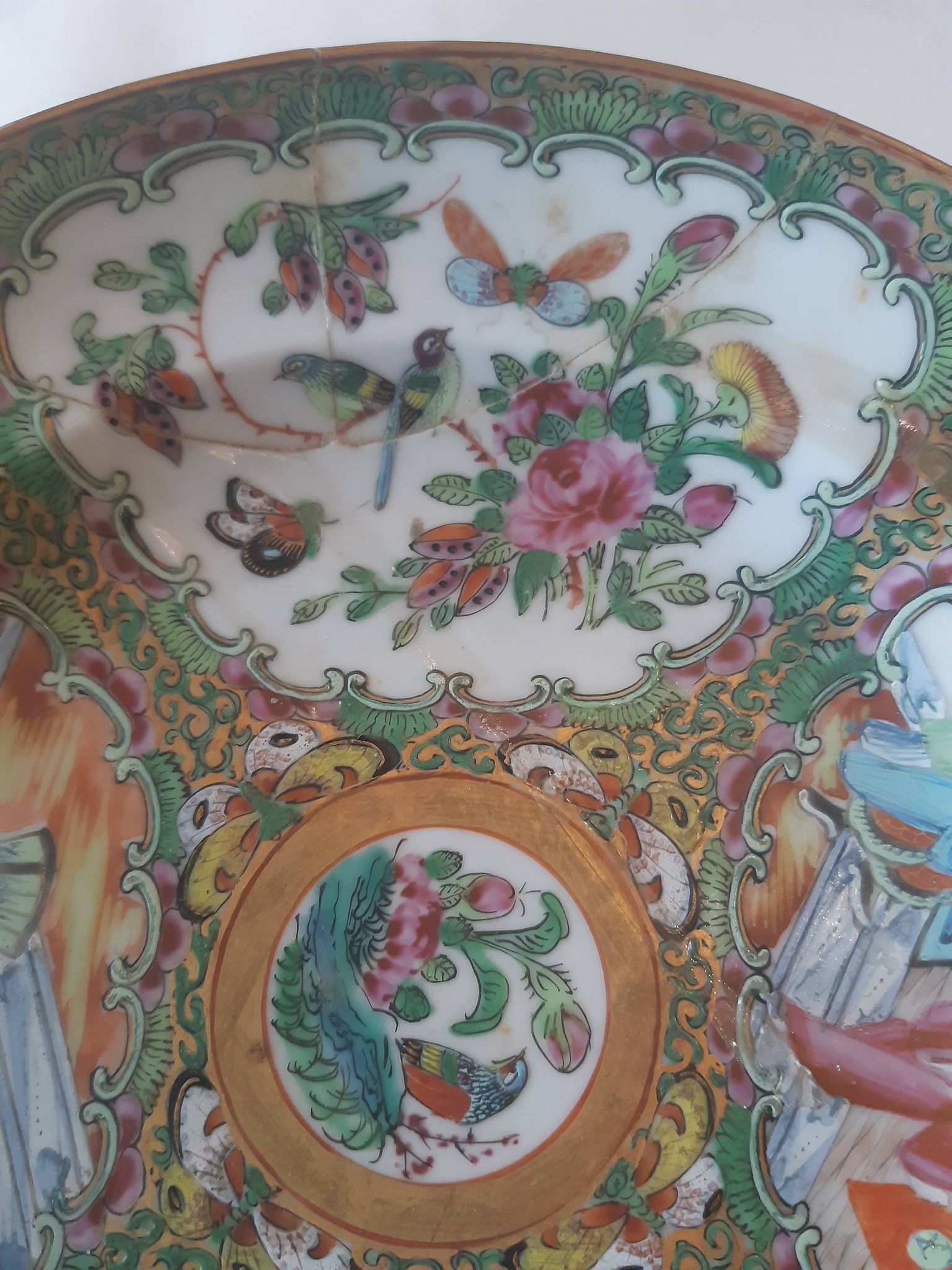 Assiette de collection japonaise, scène de vie et nature. Restaurée.