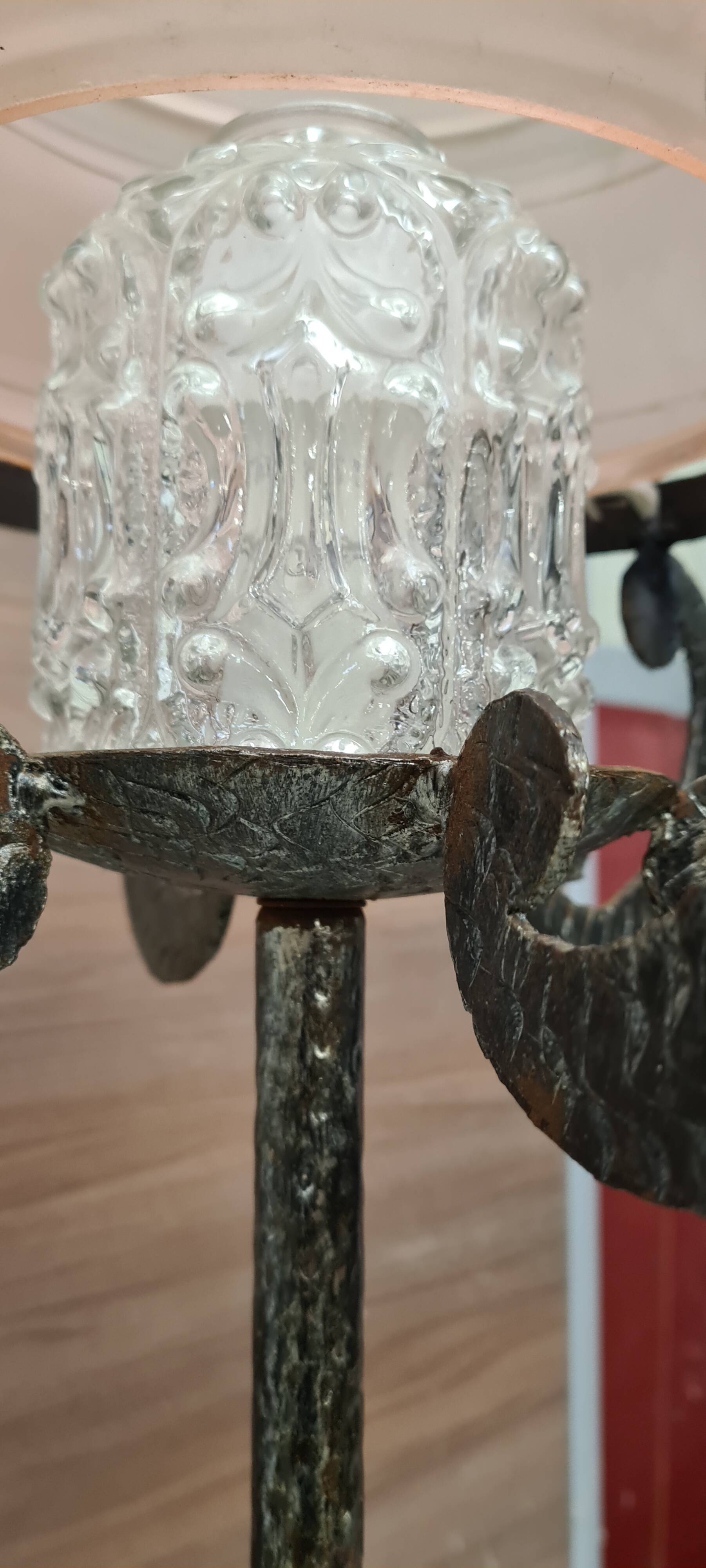 Hammered and patinated steel floor lamp, art deco style, 160cmx30 opaque pink glass and molded glass