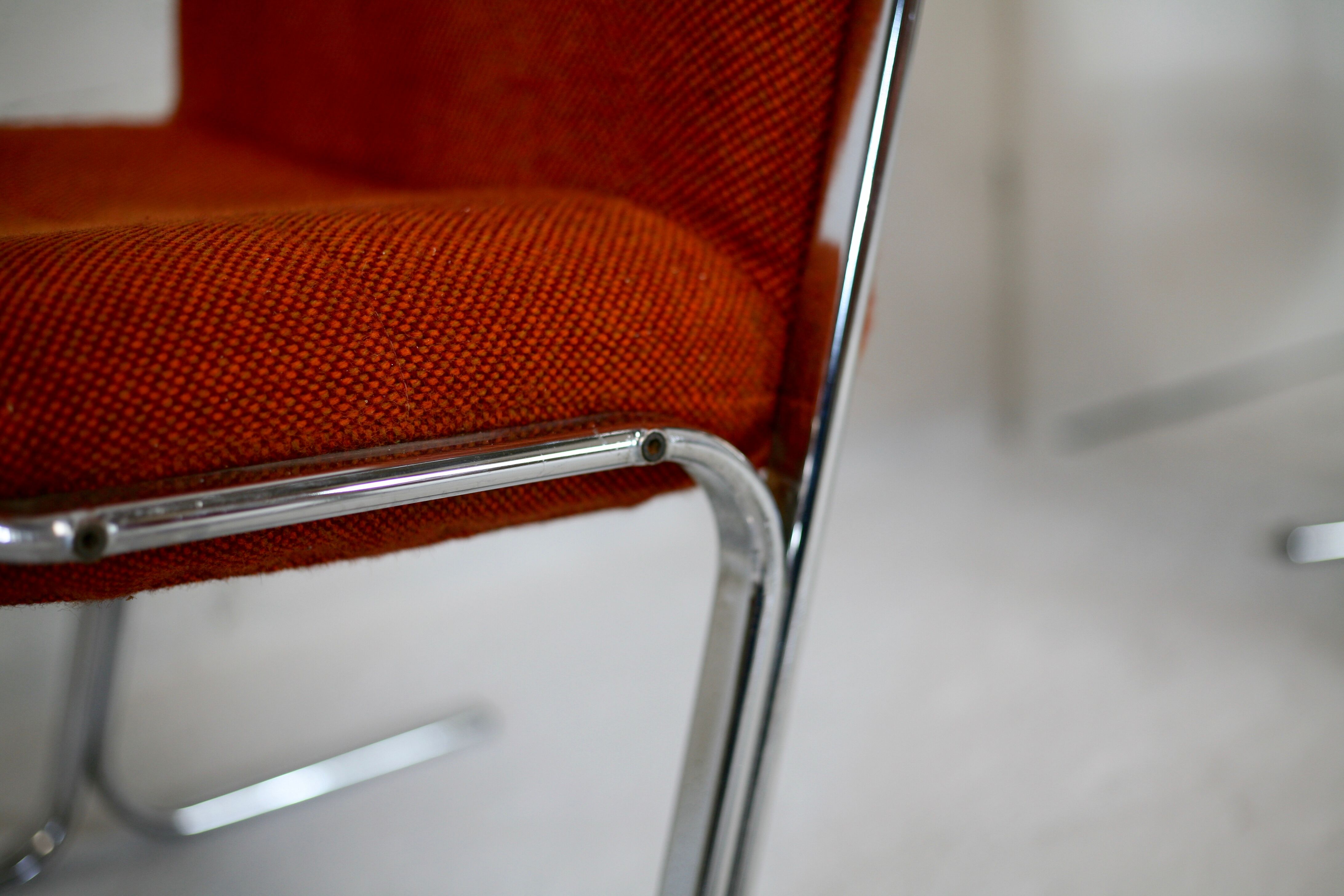 4 "space age" armchairs, chrome steel base